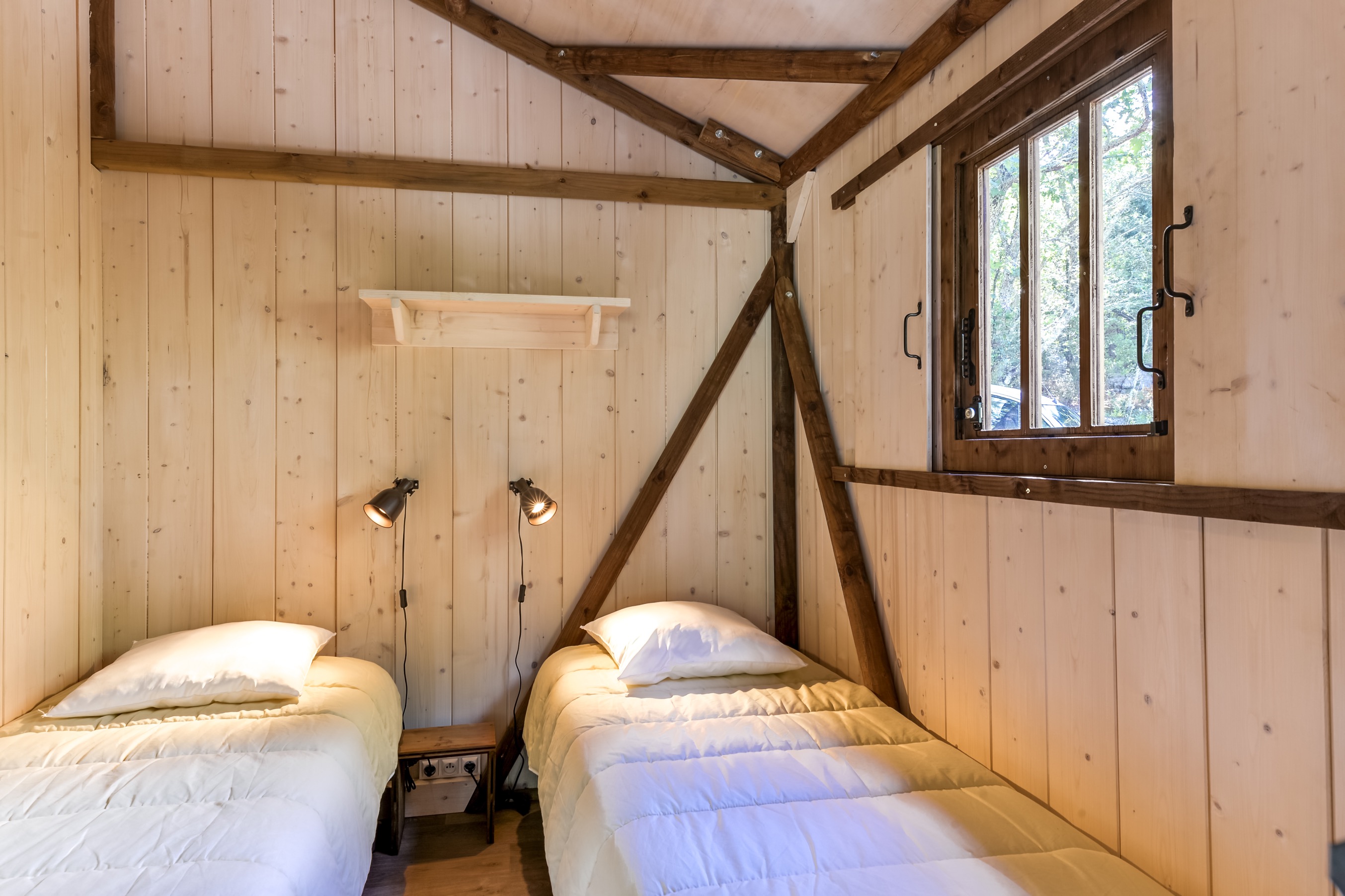 La Clairière : un écolodge enchanteur en Rhône-Alpes à Balazuc — cuisine