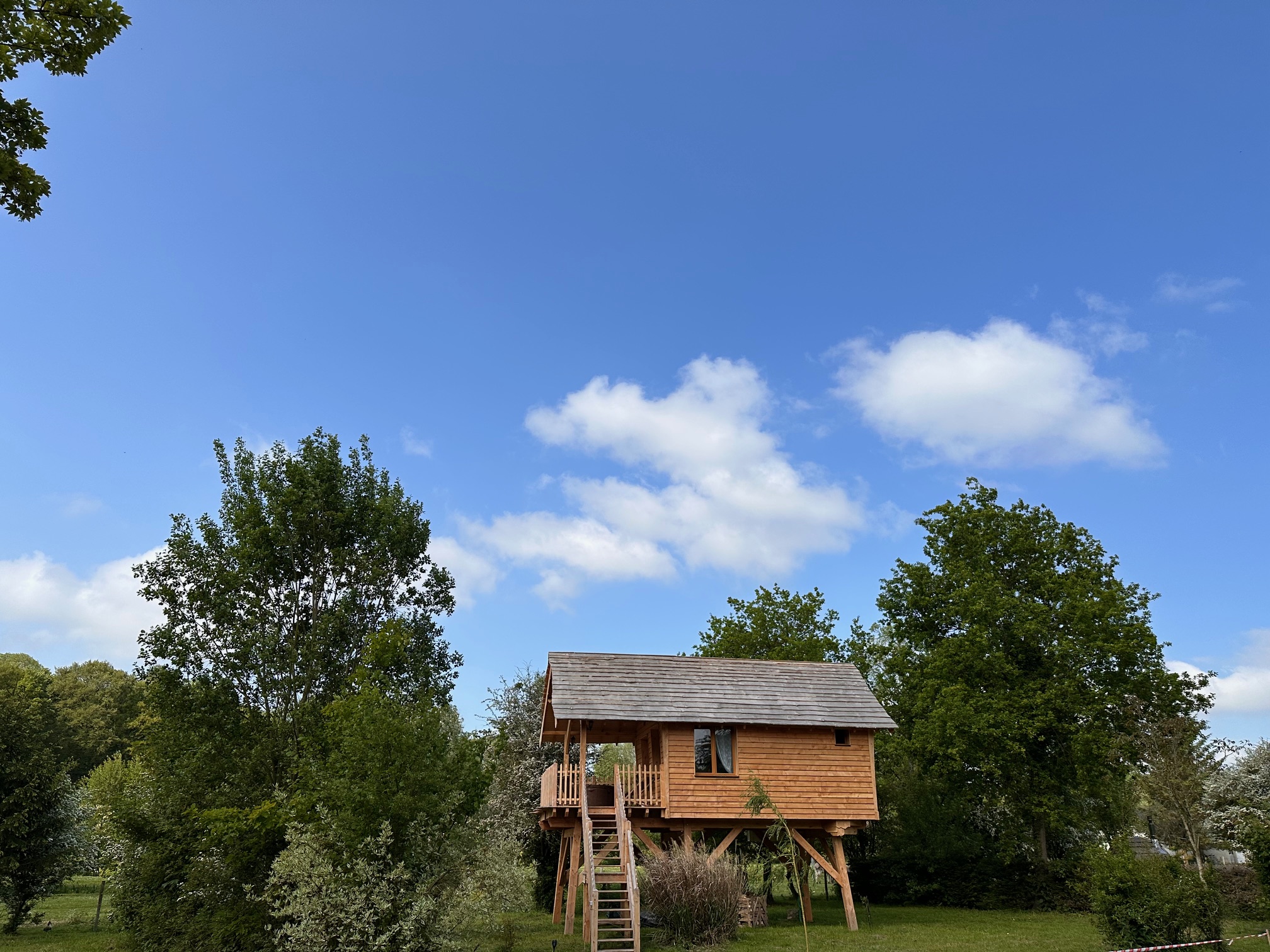 La Cozy & Spa : une cabane sur pilotis en Picardie à Roy-Boissy — détail architectural