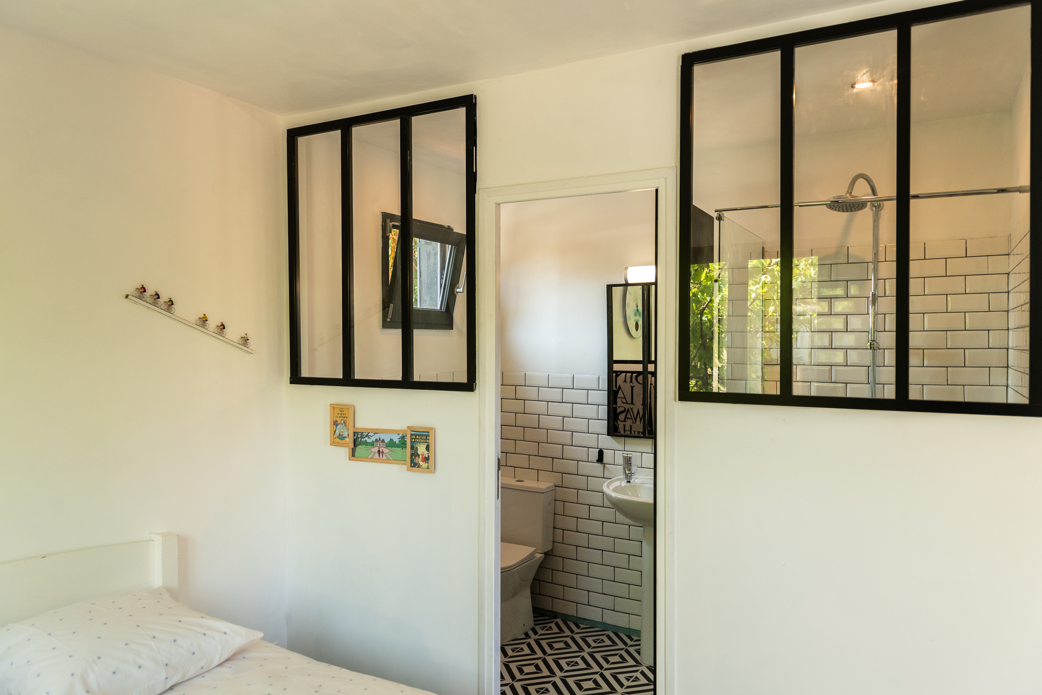 Douce France : une tiny house moderne au cœur de la nature à Le Gue D'allere — détail architectural