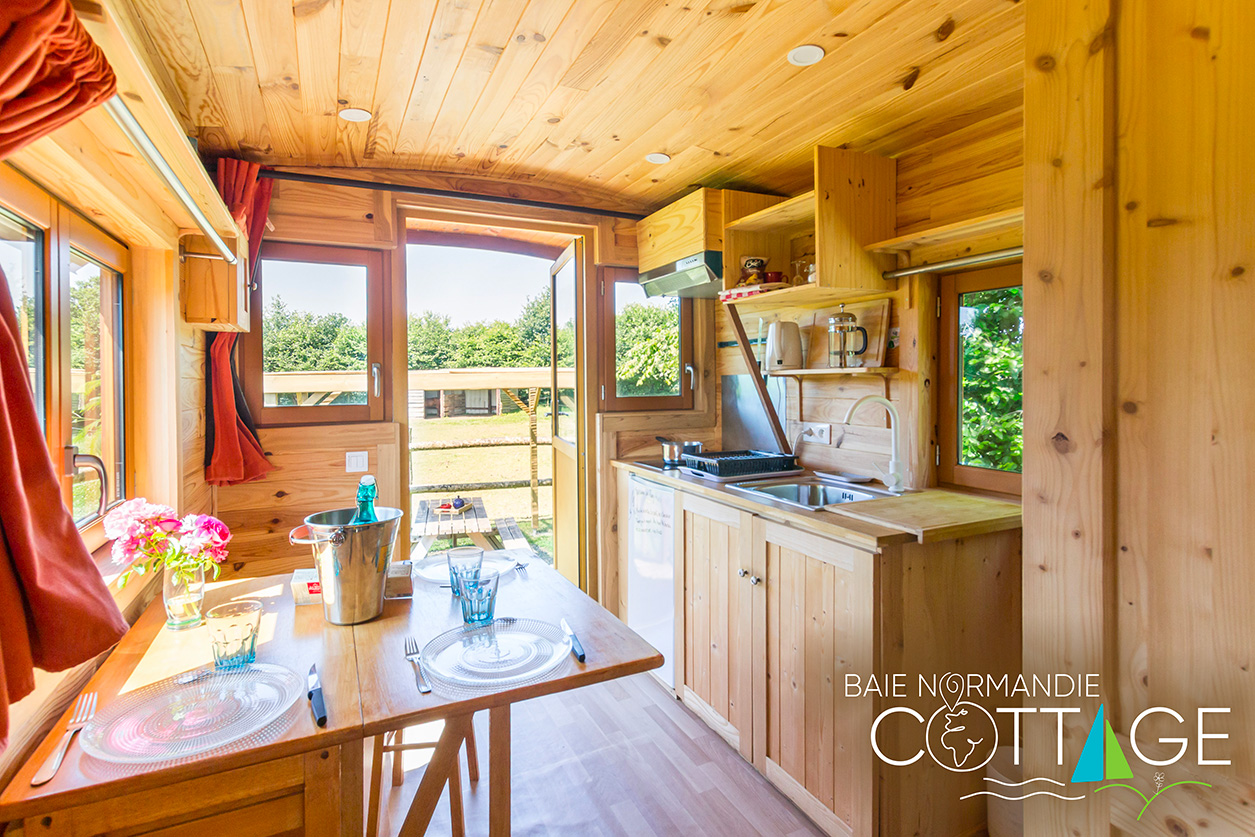 Pony House — Tiny House avec spa à Saint-Lô (Manche) à Saint-Lô — espace de vie