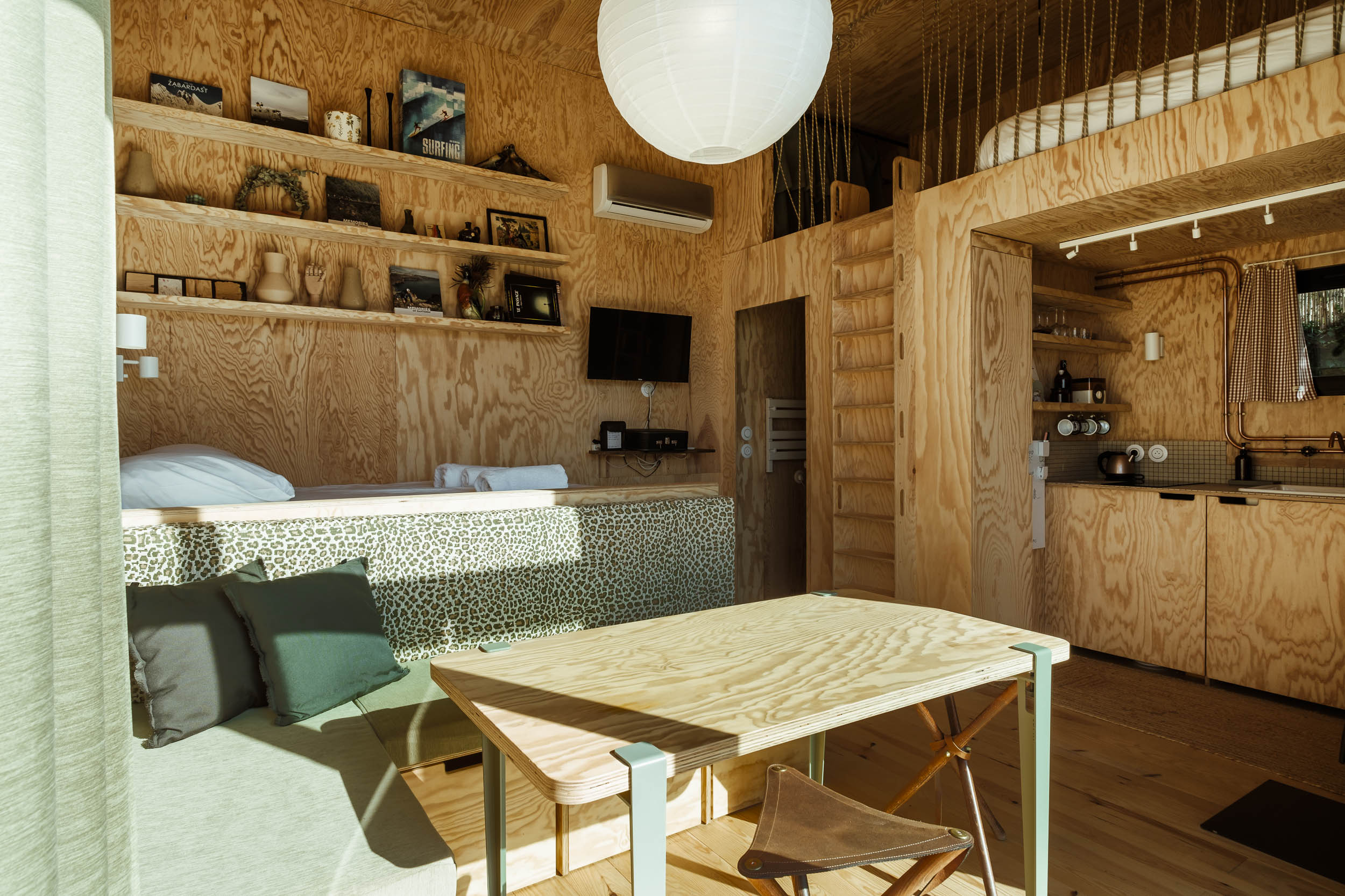 Acmé Lodge vue lac — Tiny House avec bain norvégien à Haute-Savoie à Annecy — détail architectural