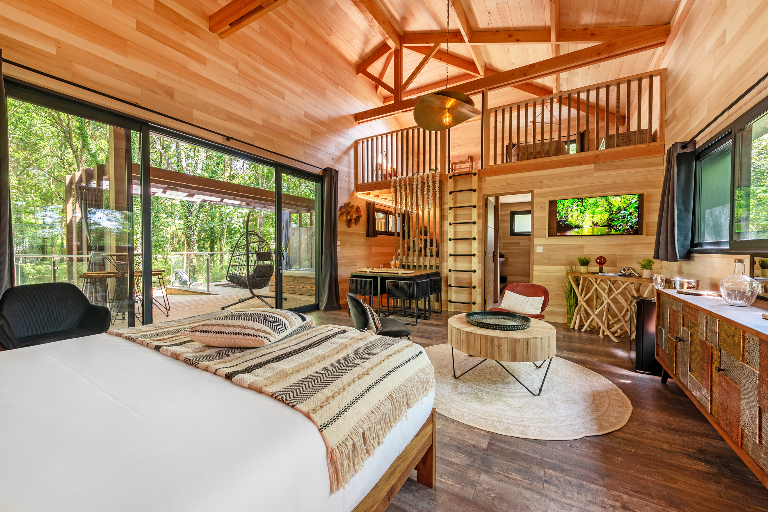 CASA HIMALA & SPA — Cabane sur pilotis avec spa à Ségala (Aveyron) à Anglars-Saint-Félix — vue intérieure