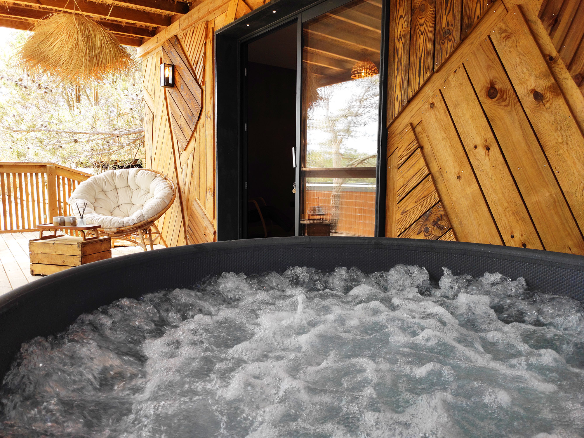 Cabane Jacuzzi — Nuit romantique avec spa à Gard à Nîmes — cuisine