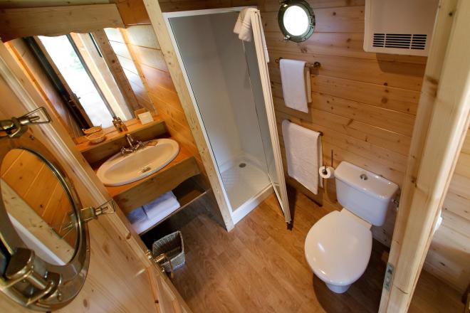 Évasion dans une cabane forestière avec spa en Rhône-Alpes à Vogüé — détail architectural