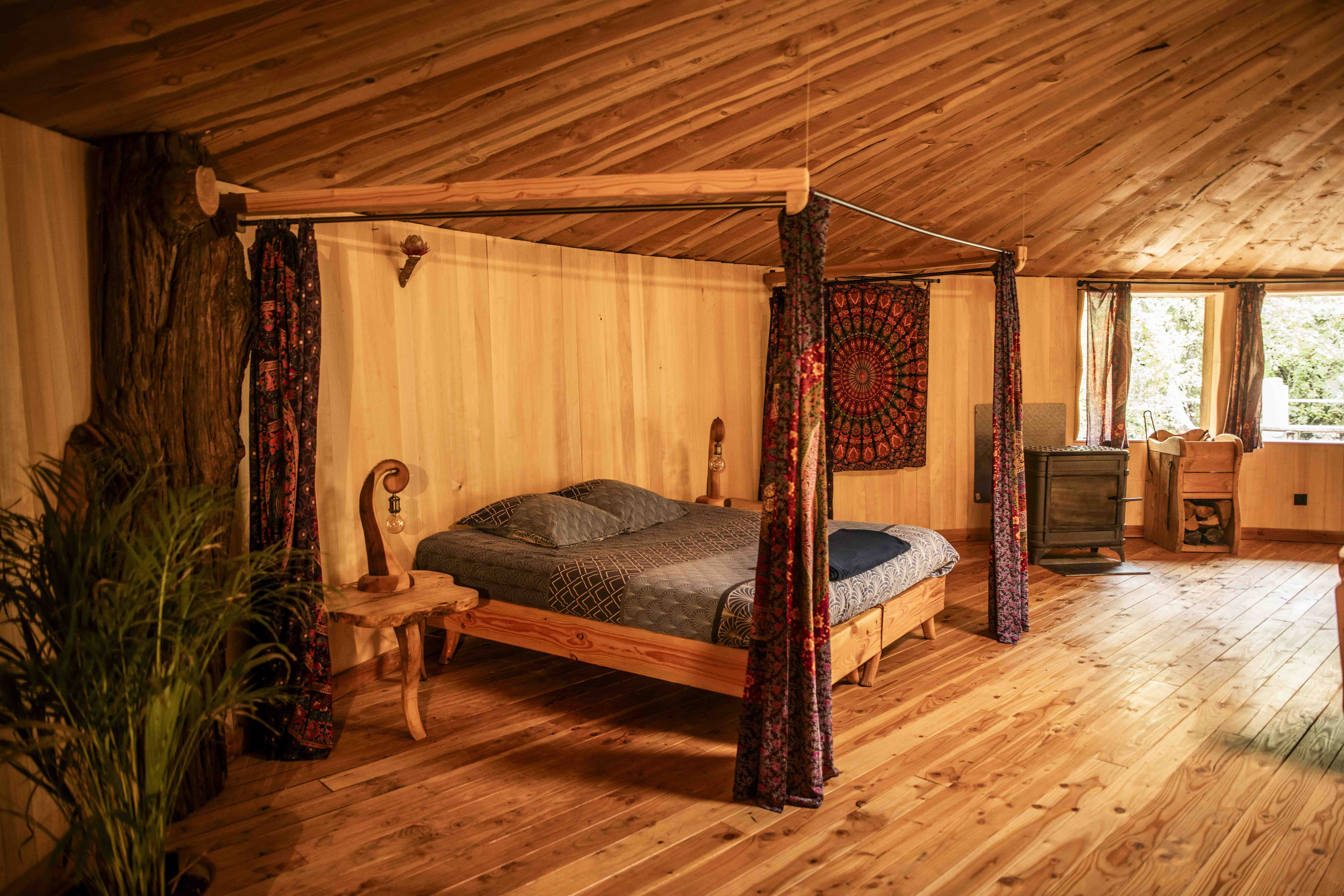 Cabane perchée la Maloka — Cabane sur pilotis avec spa à Hérault à Souleyourt — espace de vie