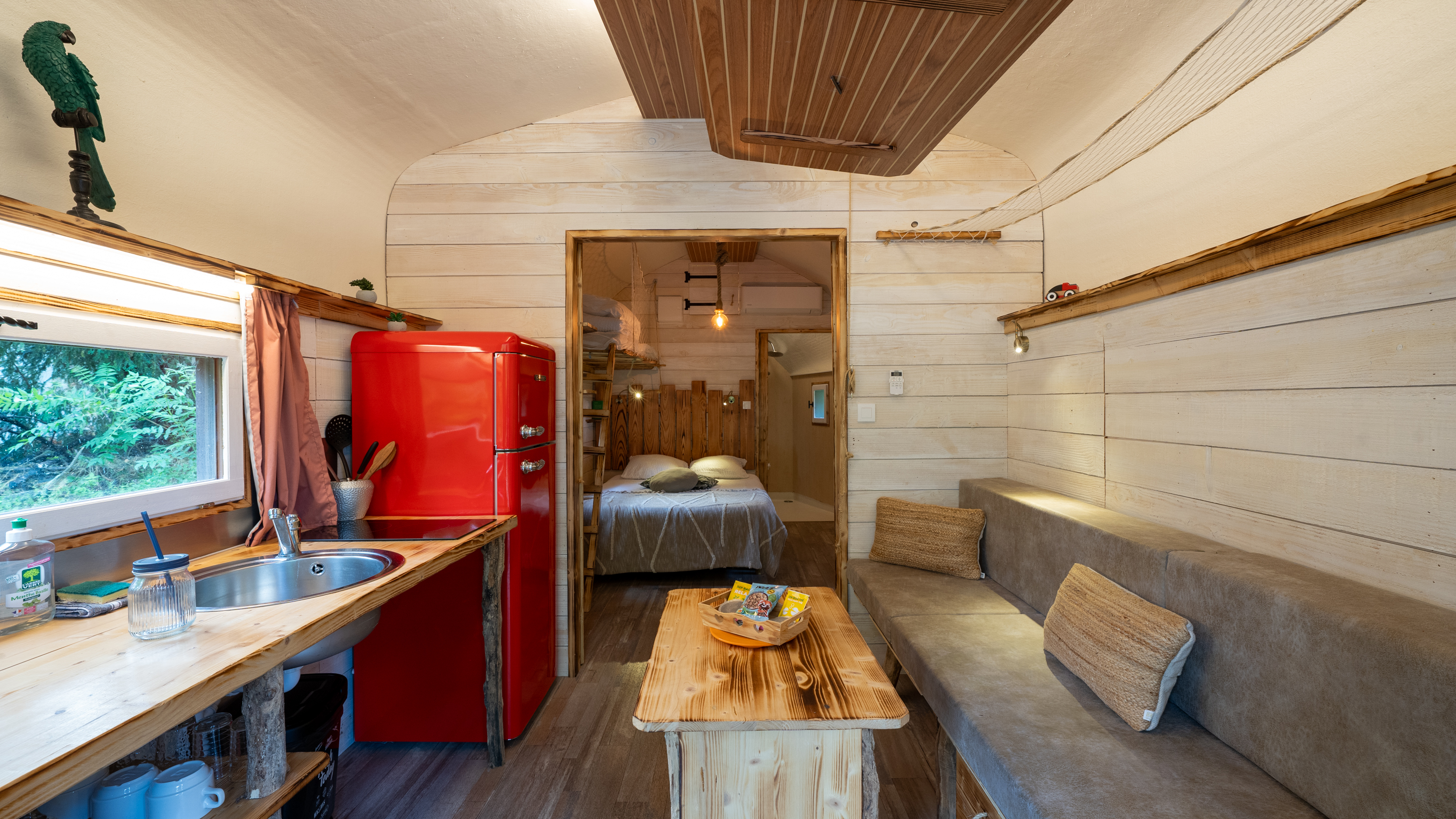 Rêve de Robinson : une cabane bohème en pleine nature à Bar Sur Aube — salle de bain