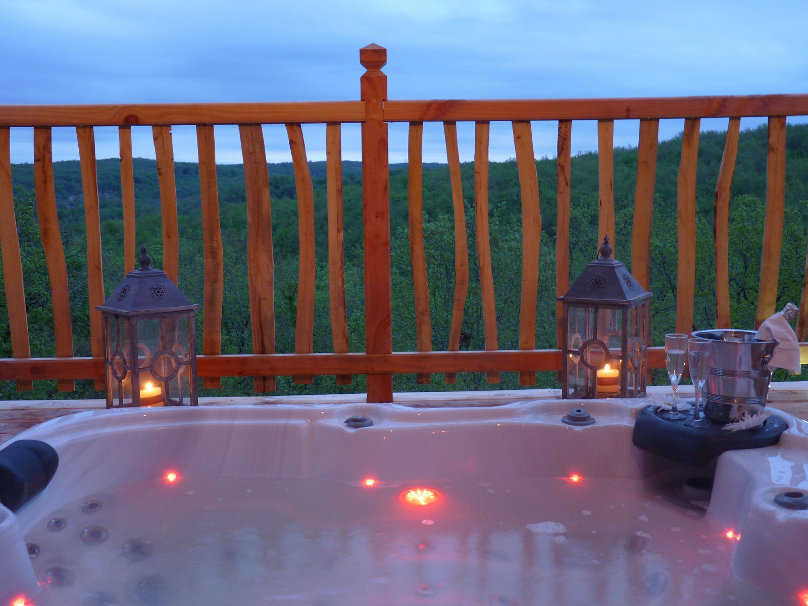 La Cabane-Spa des Figuiers : une évasion enchantée dans les arbres à Salignac-Eyvigues — chambre