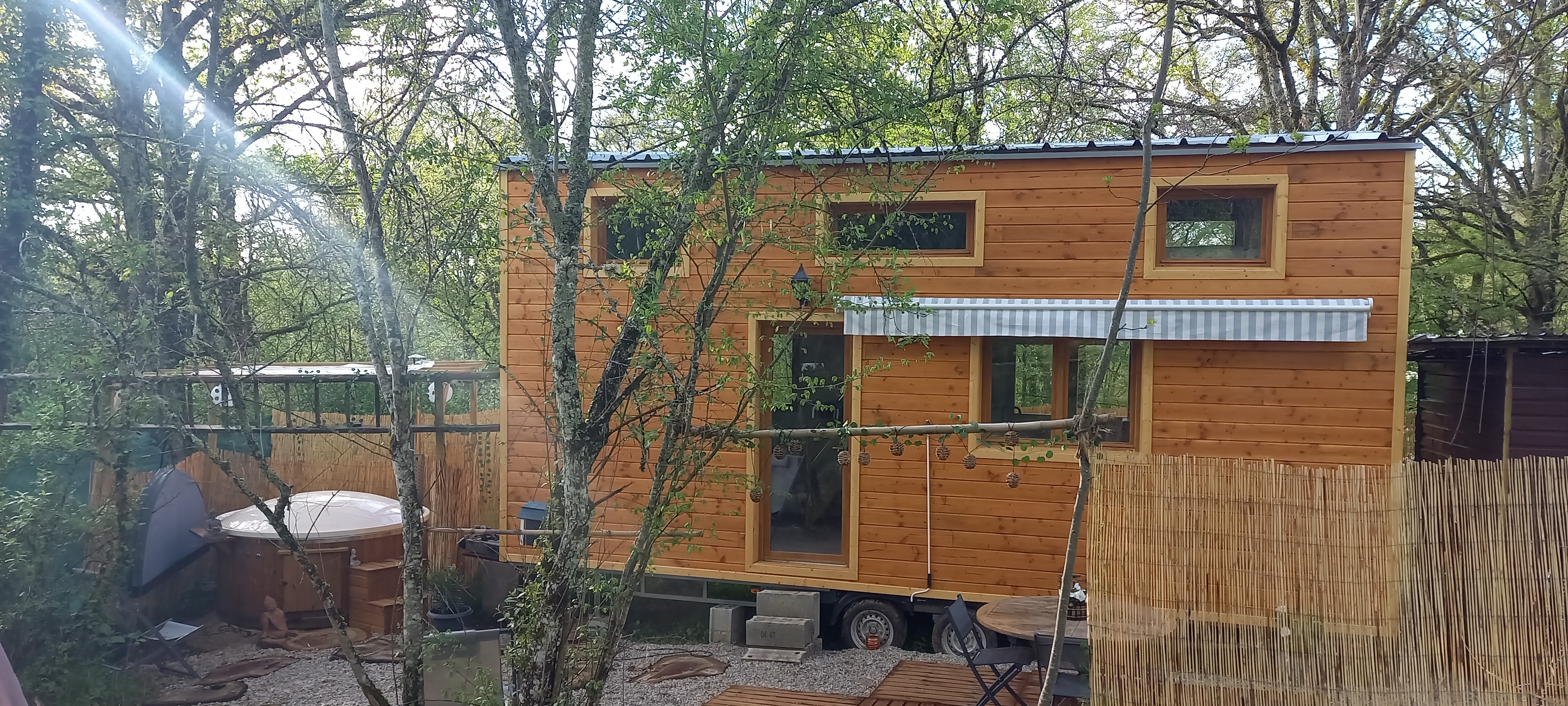 Évasion dans une tiny house avec spa en pleine nature à Figeac — vue intérieure