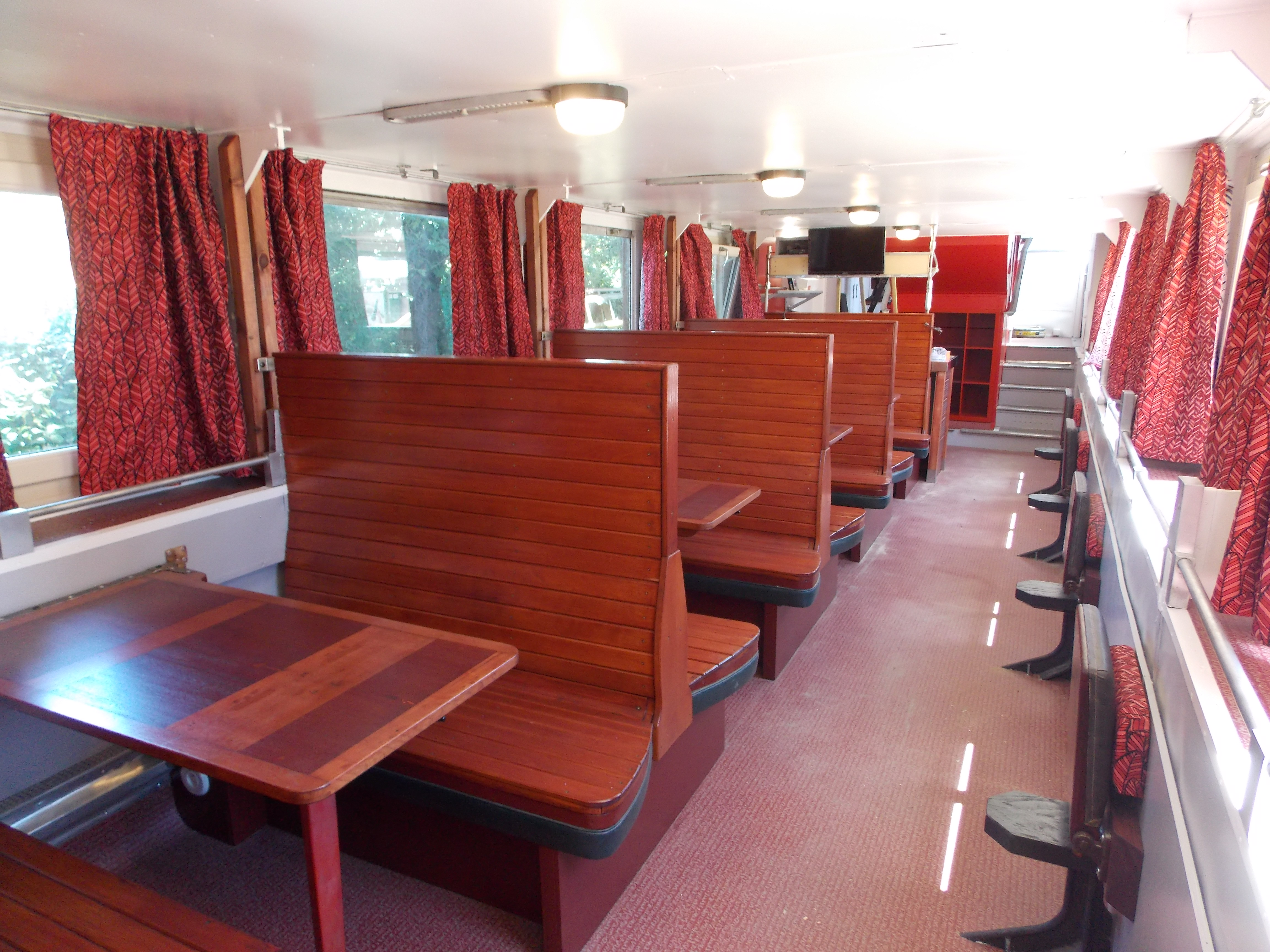 Wagon de Train 16 places — Hébergement insolite avec spa à Loire-Atlantique à La Baule-Escoublac — vue intérieure