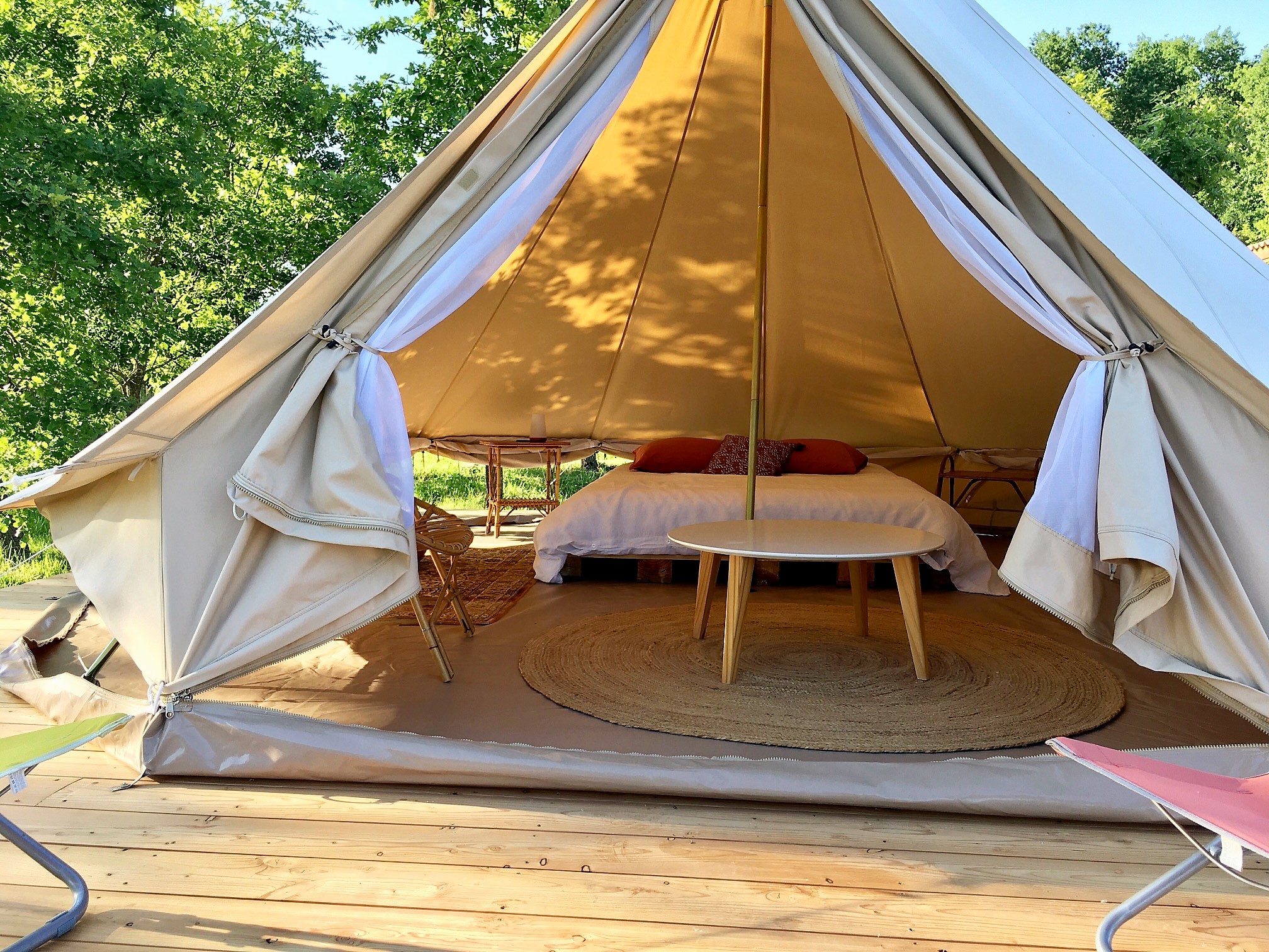 Tente Nomade — Séjour bohème chic avec spa à Charente à Châteauneuf-sur-Charente — chambre