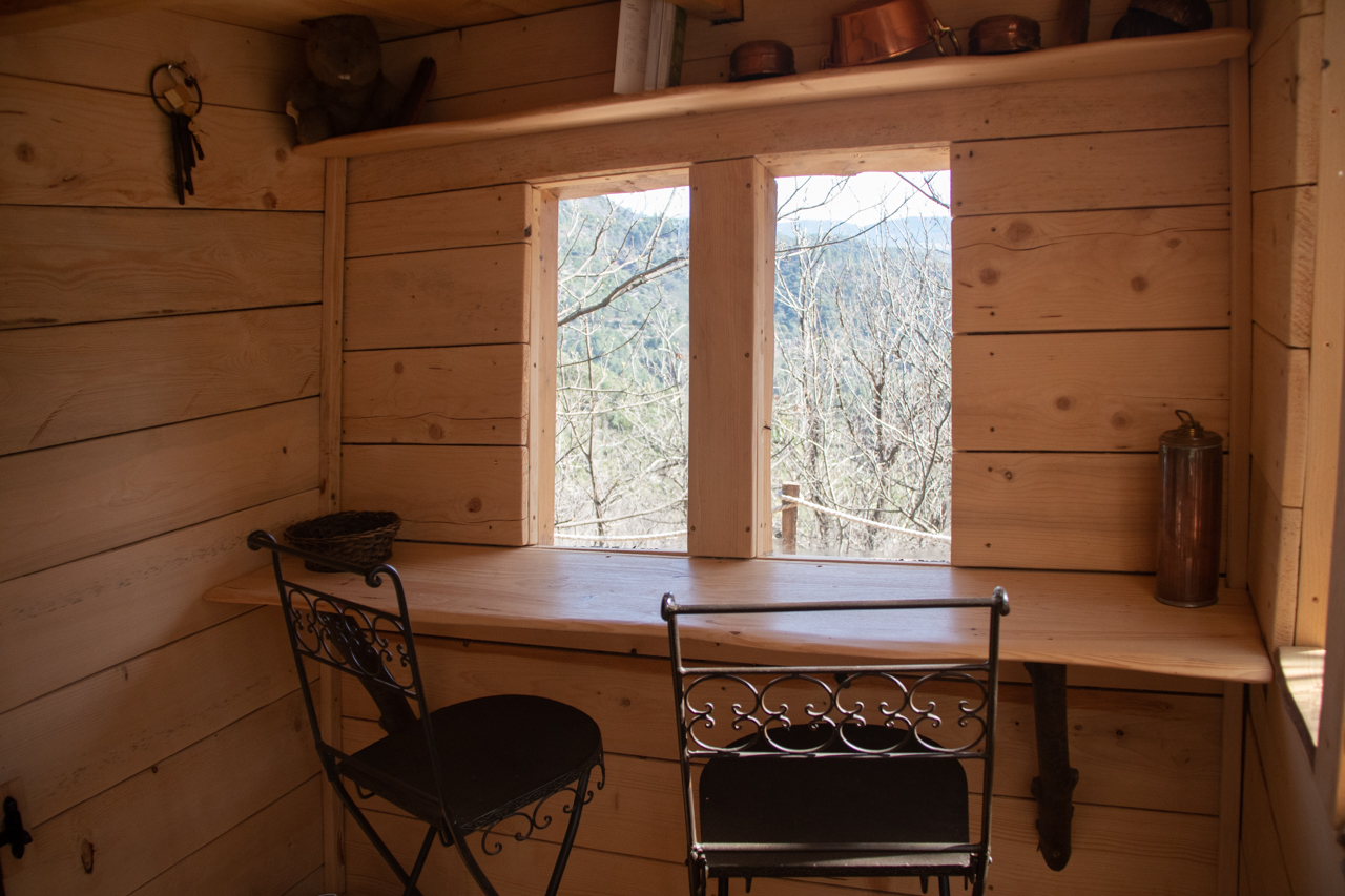 La Cabane d'Émerveille : un refuge enchanteur en Languedoc-Roussillon à Mialet — vue depuis la terrasse