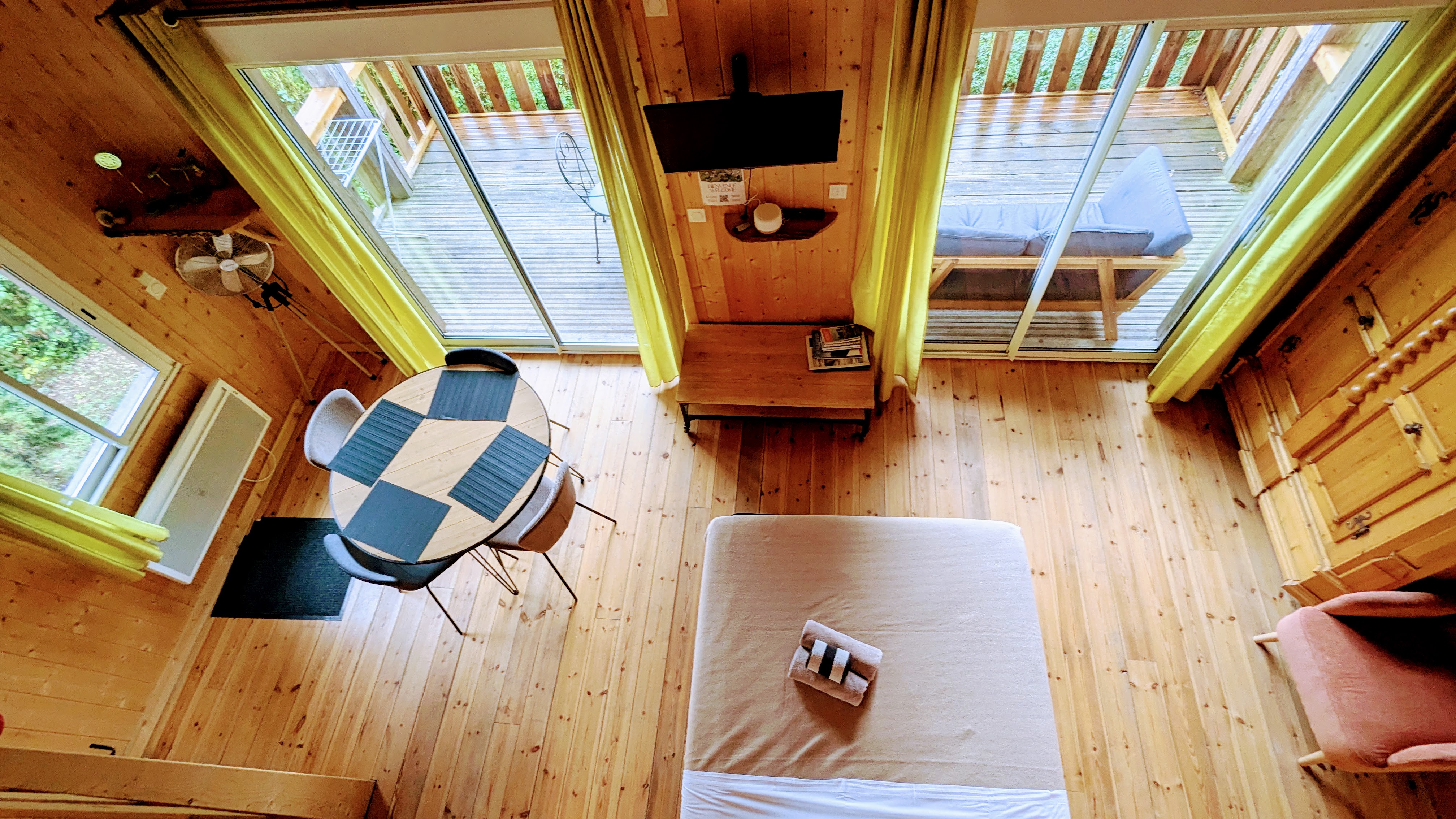 Lodge des Taillets : une cabane sur pilotis au cœur des Alpes à Serrières-Sur-Ain — salle de bain