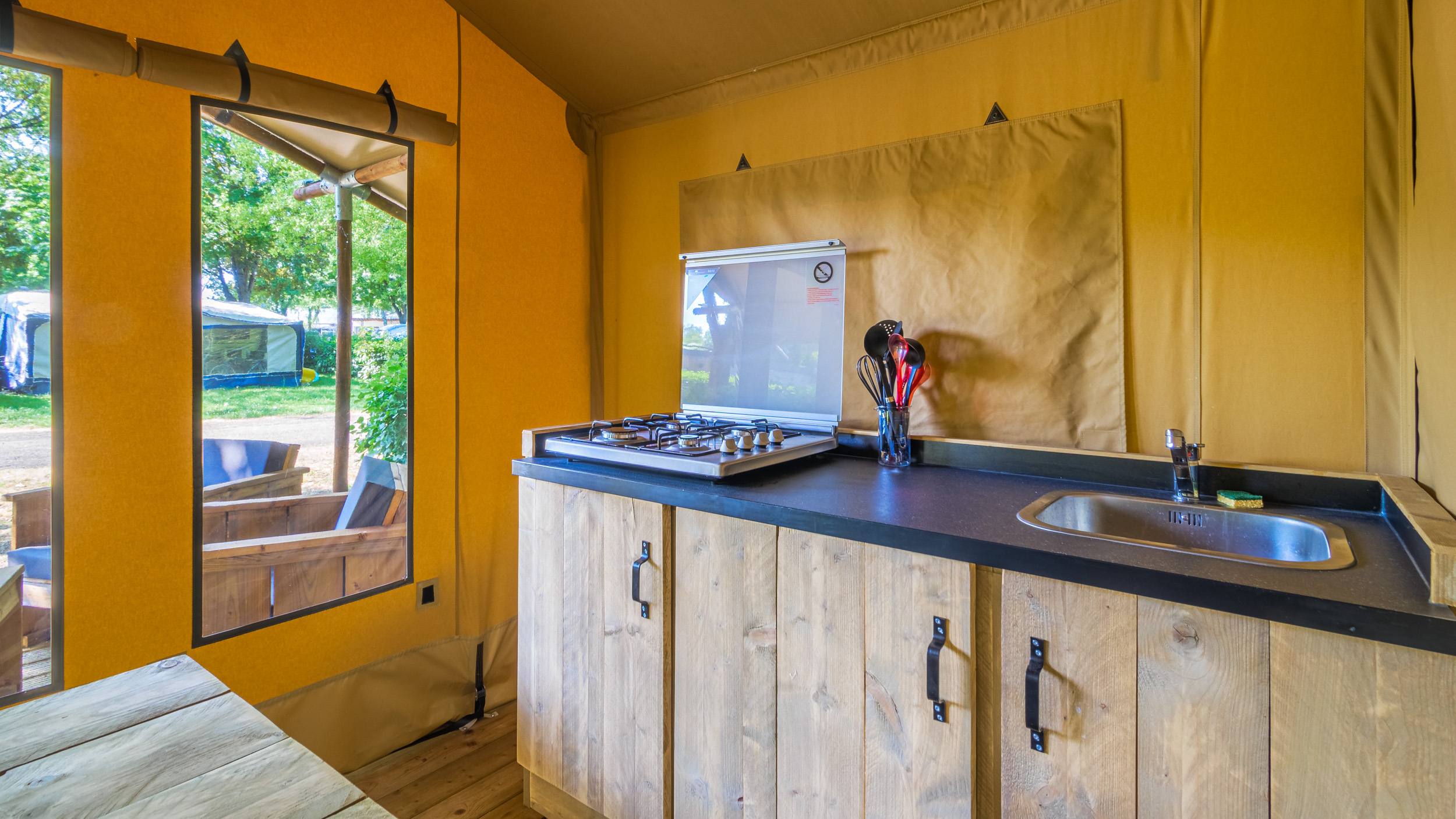 SLOW LODGE — Lodge safari avec spa à Bournazel en Corrèze à Bournazel — chambre