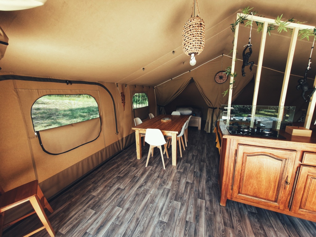 Tente Lodge Grenade : une expérience immersive en pleine nature à Dun — vue depuis la terrasse