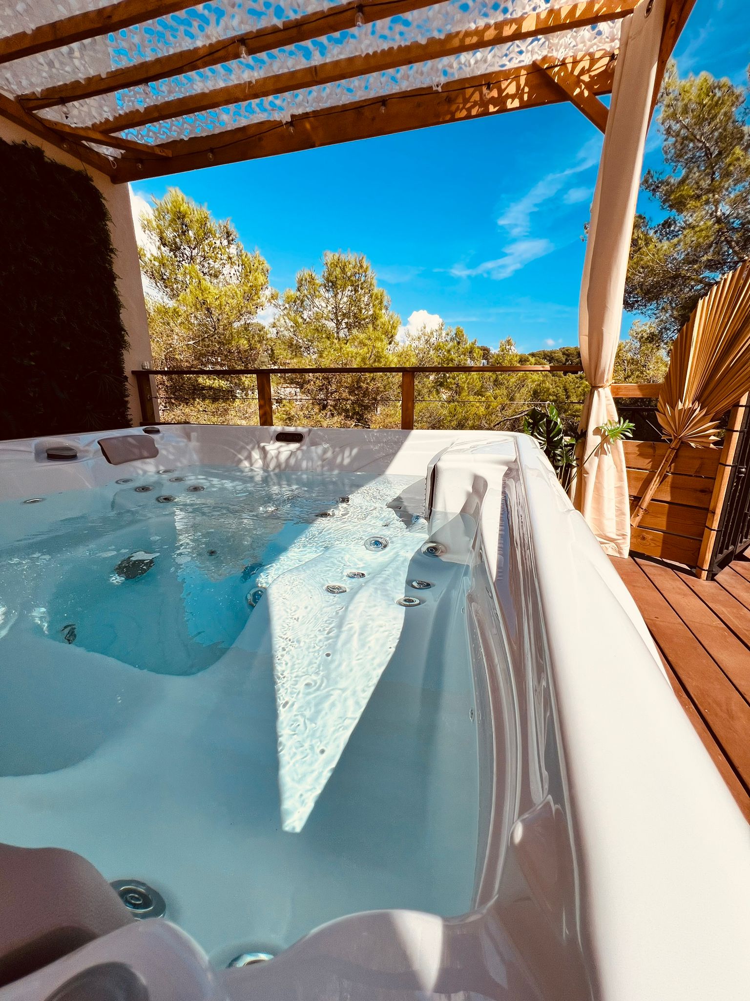 La tente lodge spa de MFG — Tente lodge avec jacuzzi à Cantaron à Nice — espace de vie