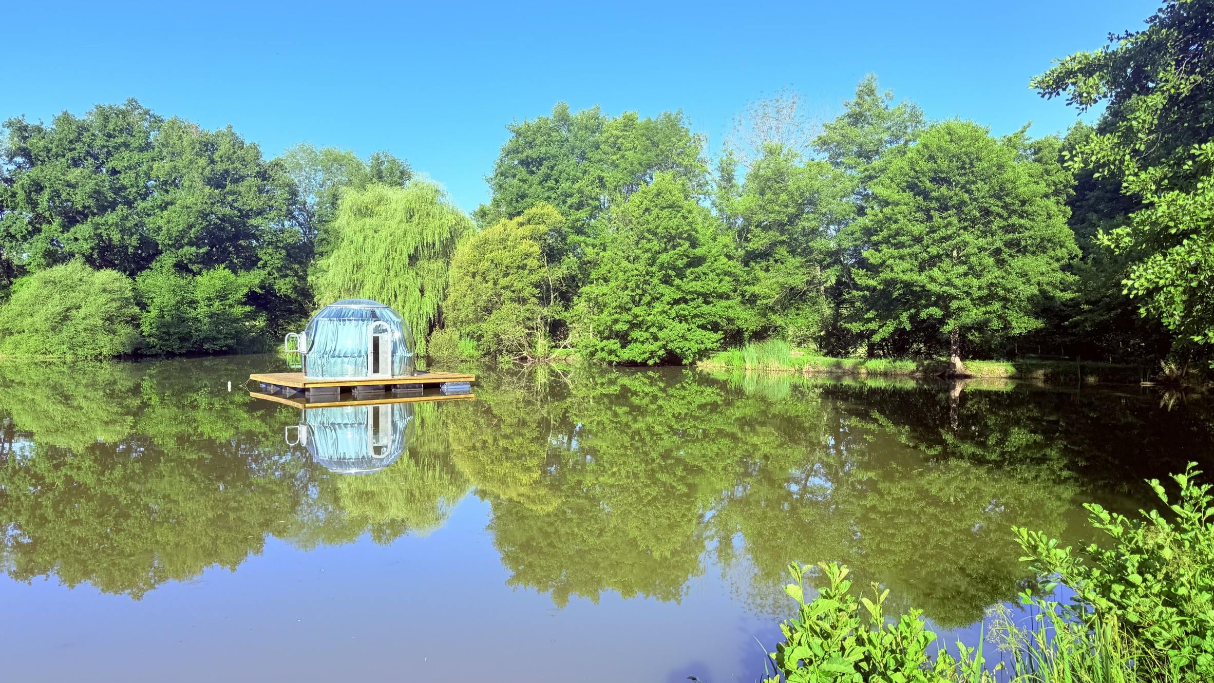 La Bulle sur l'eau — Nuit flottante avec spa à Santranges (Cher) à Santranges — vue intérieure