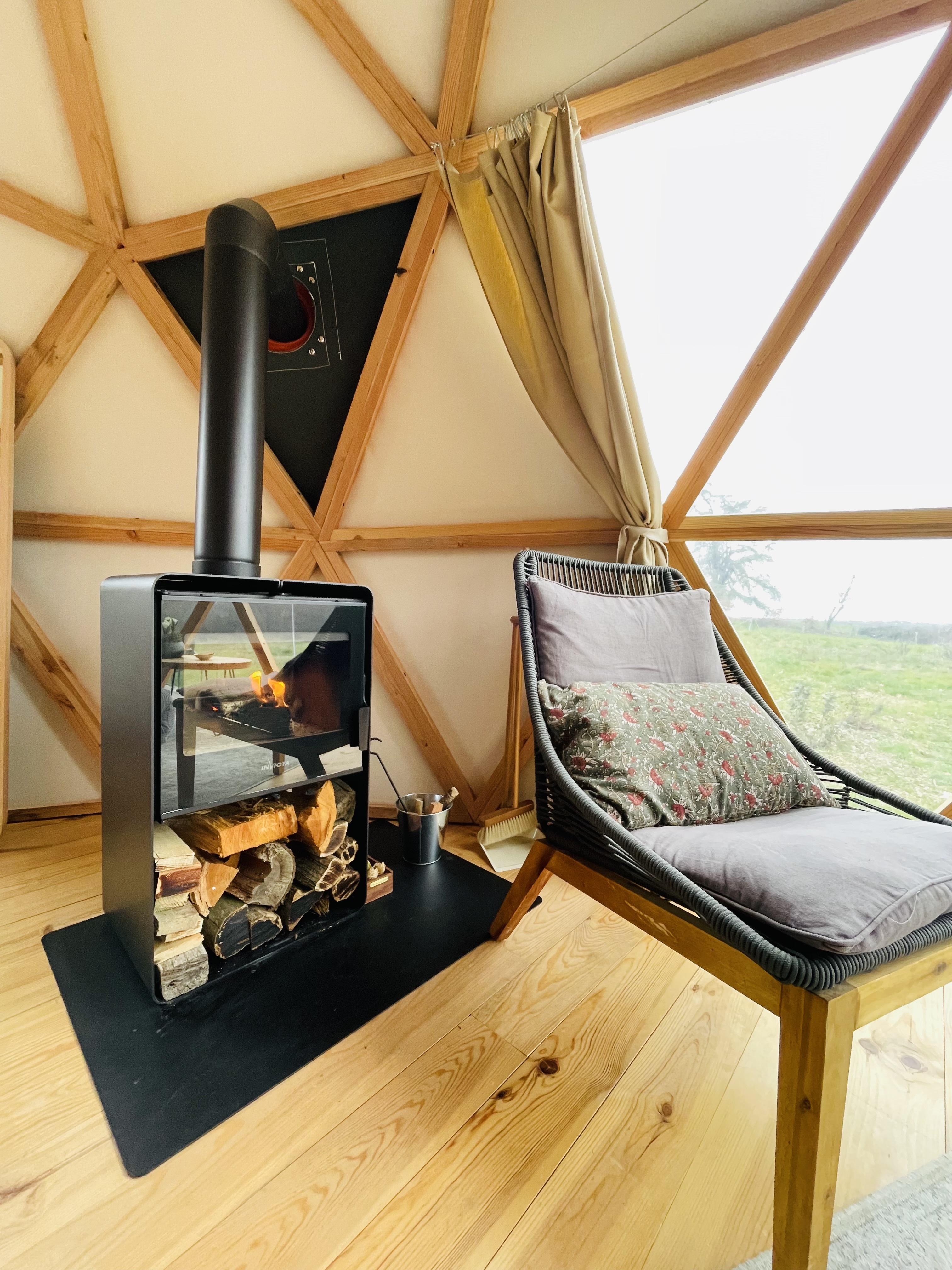 Cèdre dôme géodésique & Spa : une évasion sensorielle en Midi-Pyrénées à Lagraulet Du Gers — détail architectural