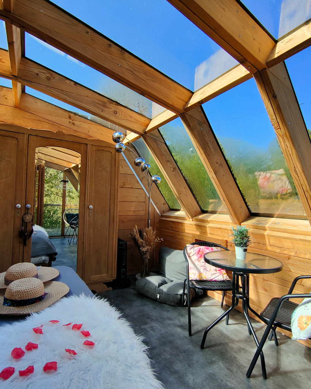 Cabane en verre & bain nordique privatif — Nuit perchée en Finistère à Quimper — espace de vie
