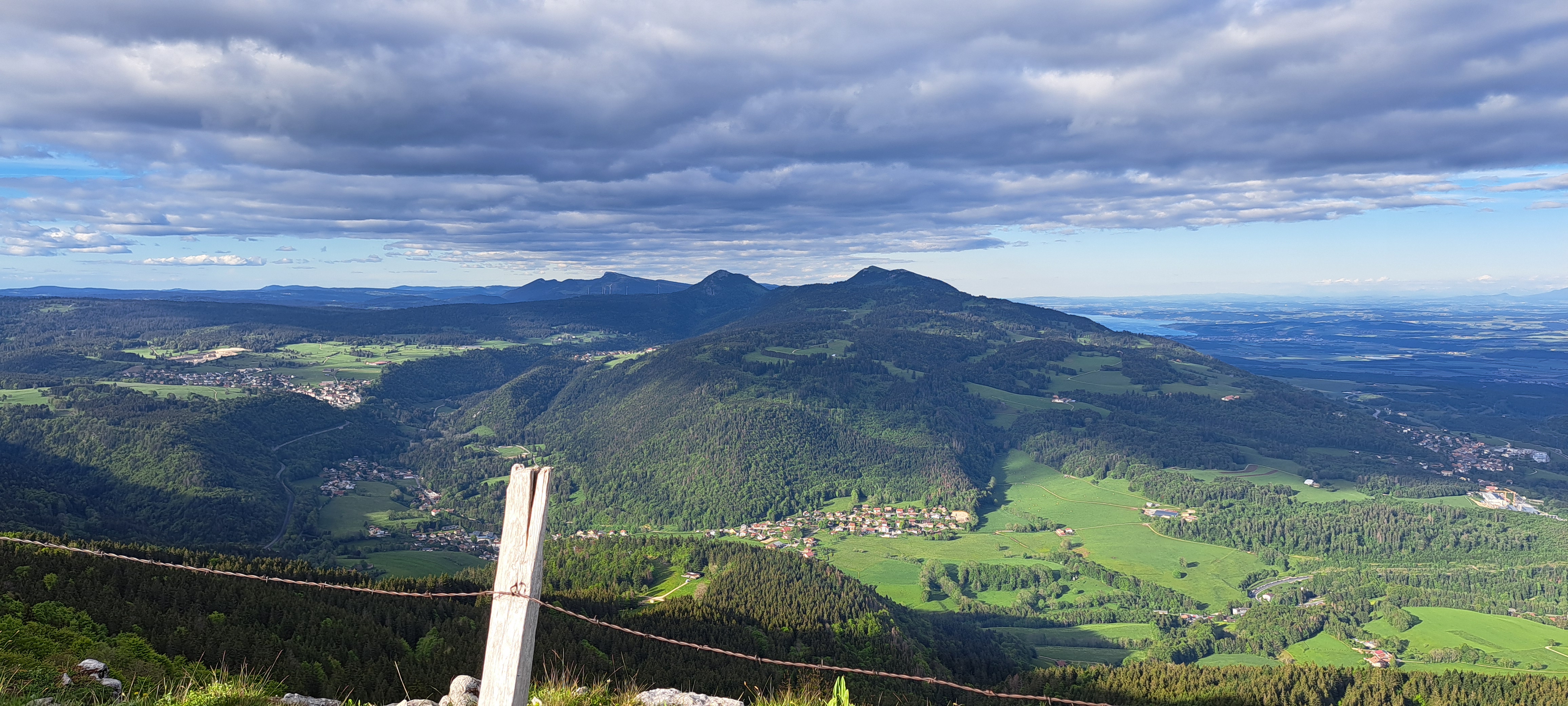 Évasion en roulotte Franco-Suisse au cœur de la nature à Rochejean — environnement naturel