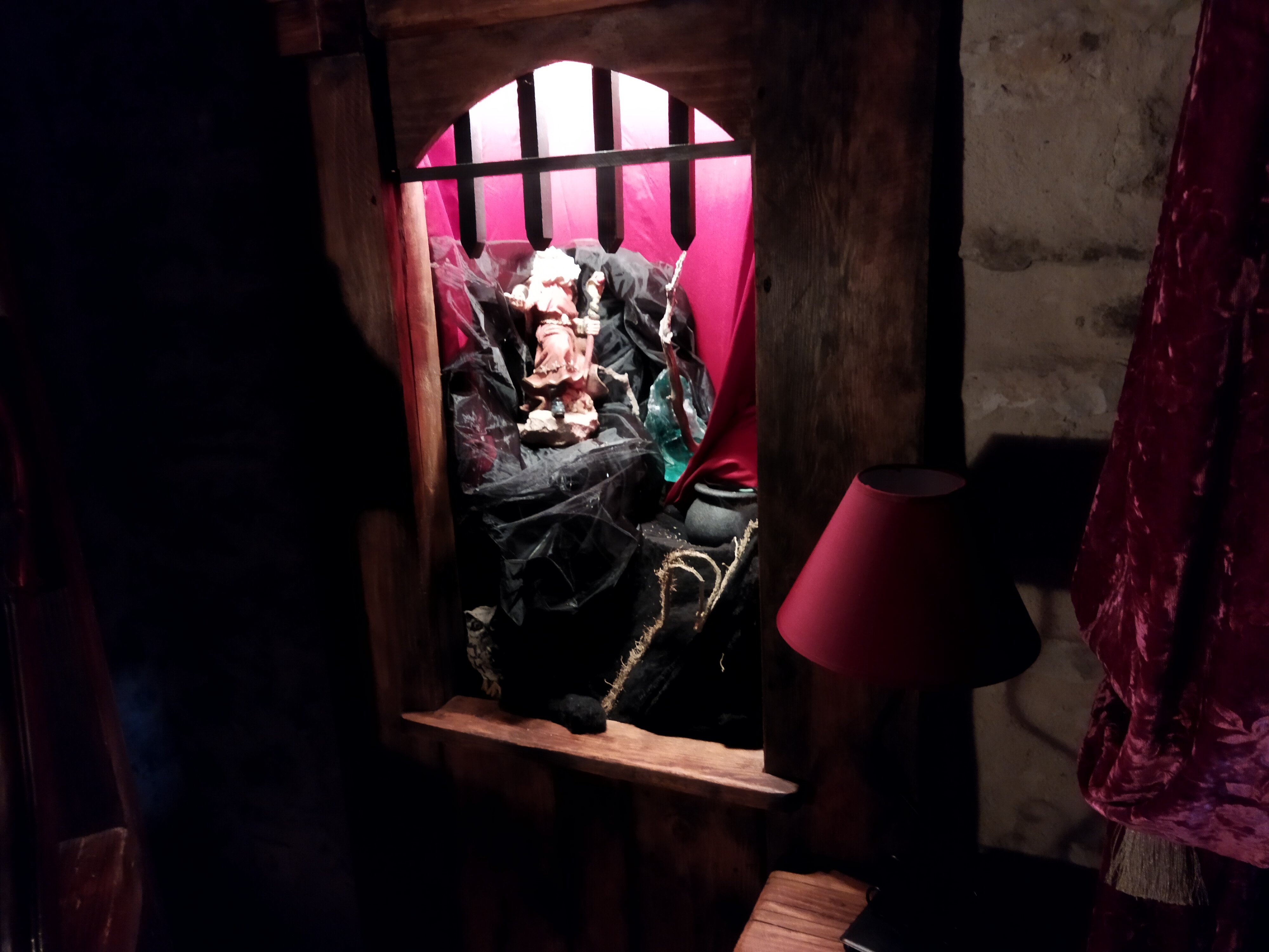 Le relais magique des Sorciers : une chambre à thème immersive à Servas — espace de vie