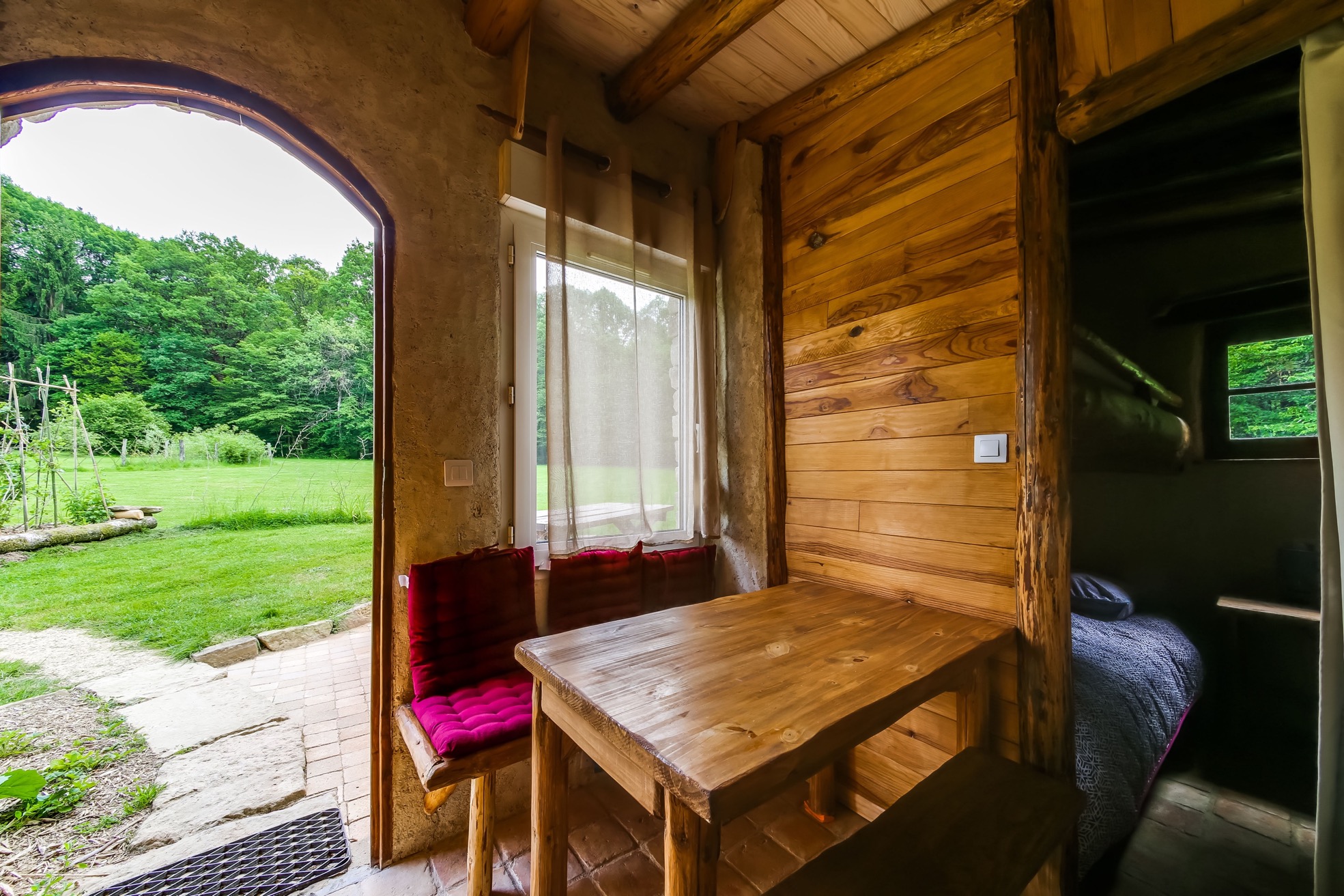 La Cabane en Pierre : une expérience unique en pleine nature à Claudon — chambre