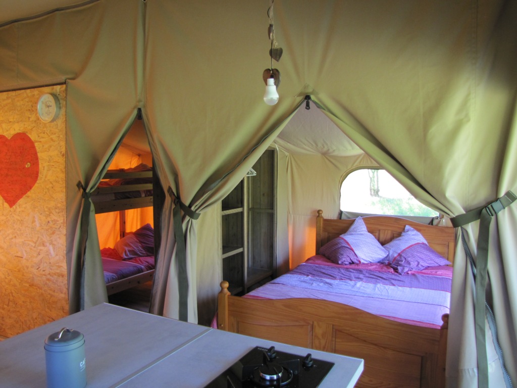 Tente Lodge Cerise : une immersion au cœur de la nature à Dun — espace de vie