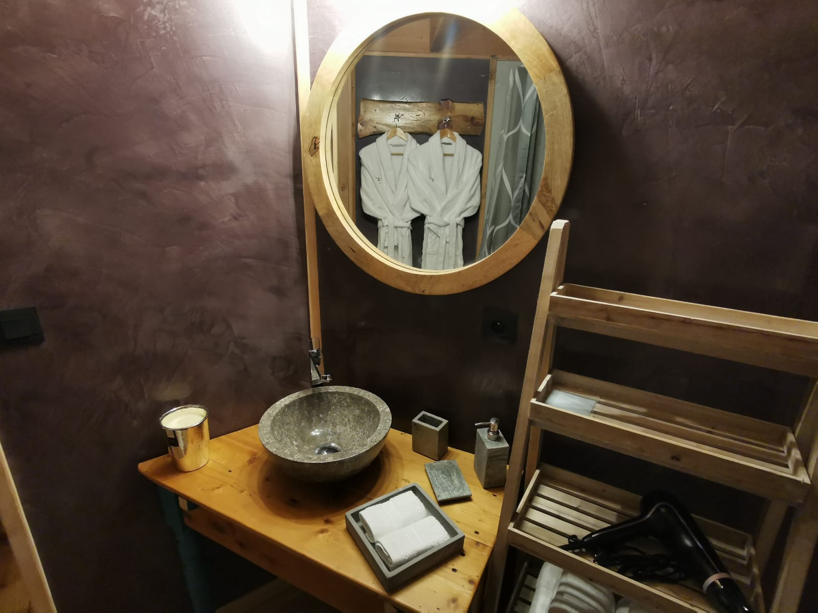 Cabane Le Jas du chamois : une échappée belle sur pilotis à Le Lauzet Ubaye — cuisine