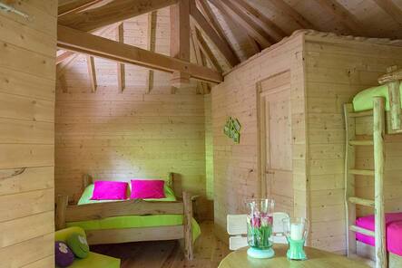 La Folie des Grandeurs : une cabane dans les arbres en Aquitaine à Coulx — cuisine