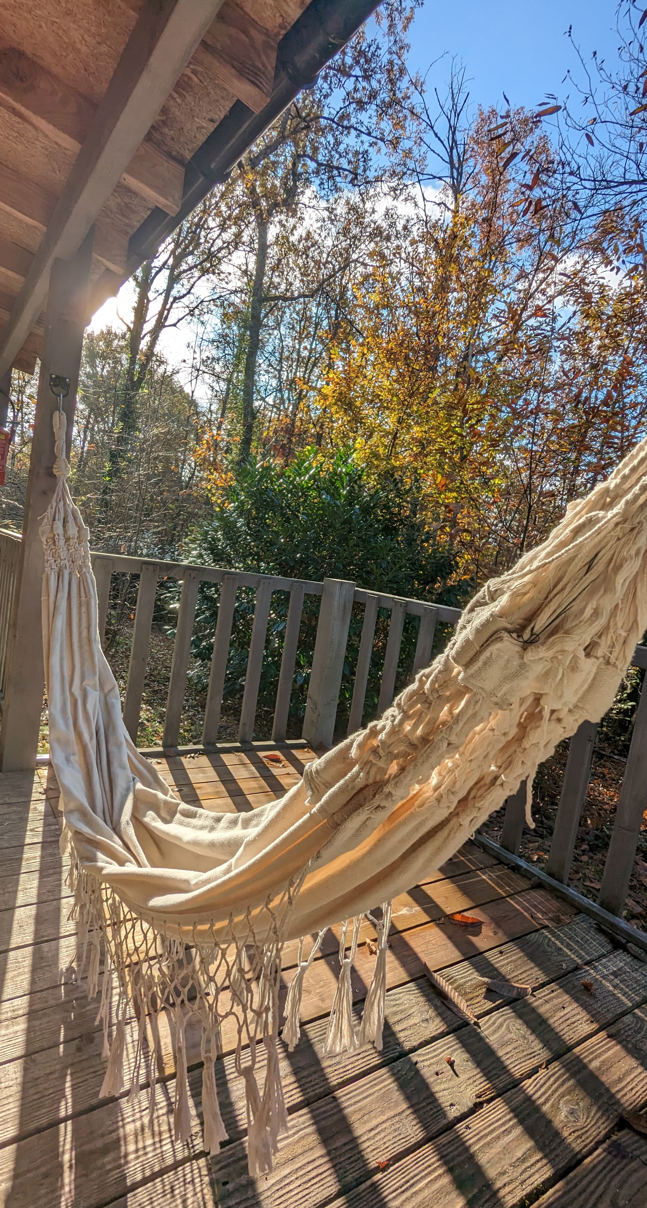 Chalet bois Hulotte avec spa : une expérience immersive en Aquitaine à Biron — salle de bain