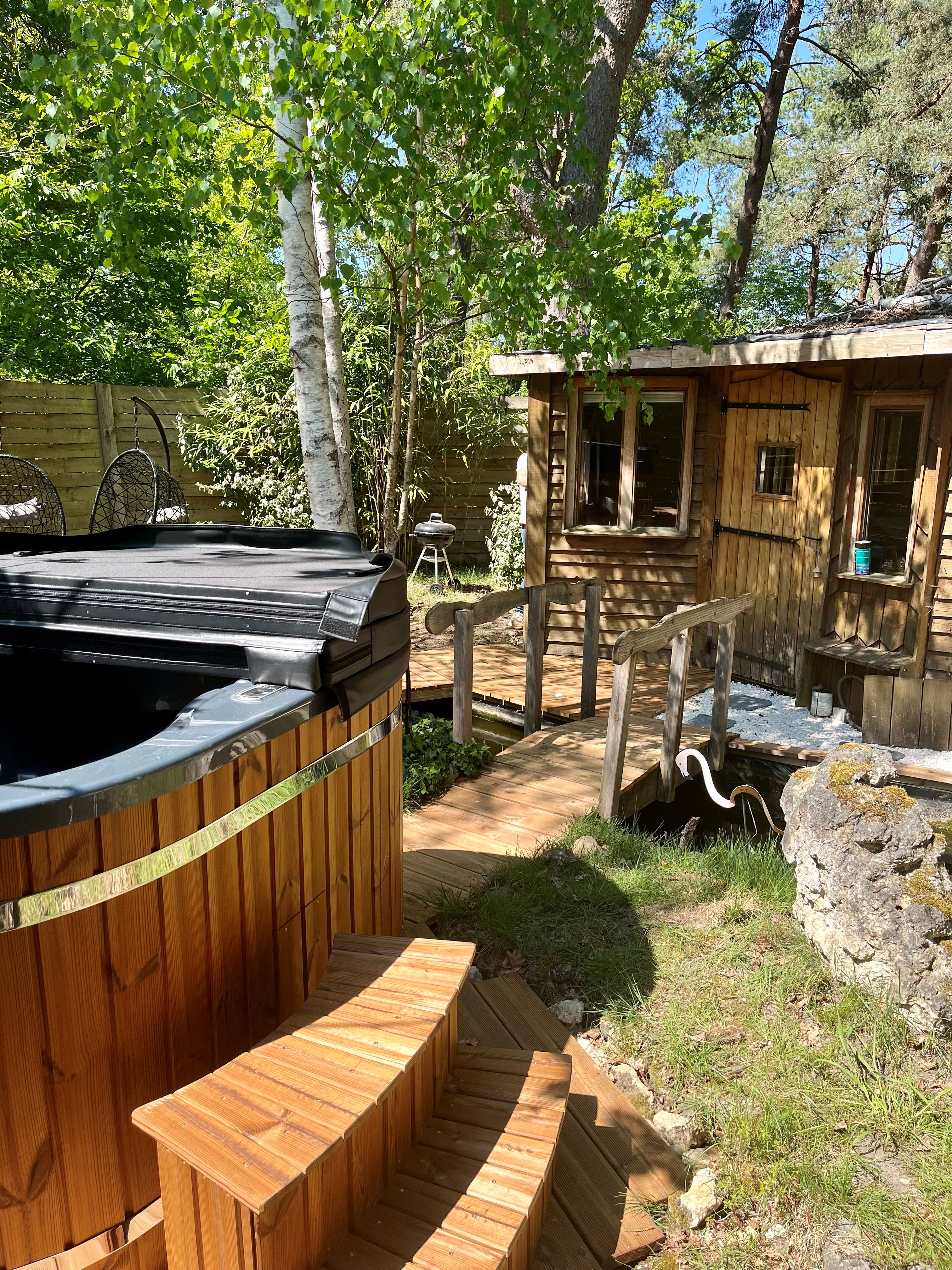 Évasion romantique dans une cabane avec spa en Picardie à Fere En Tardenois — espace de vie