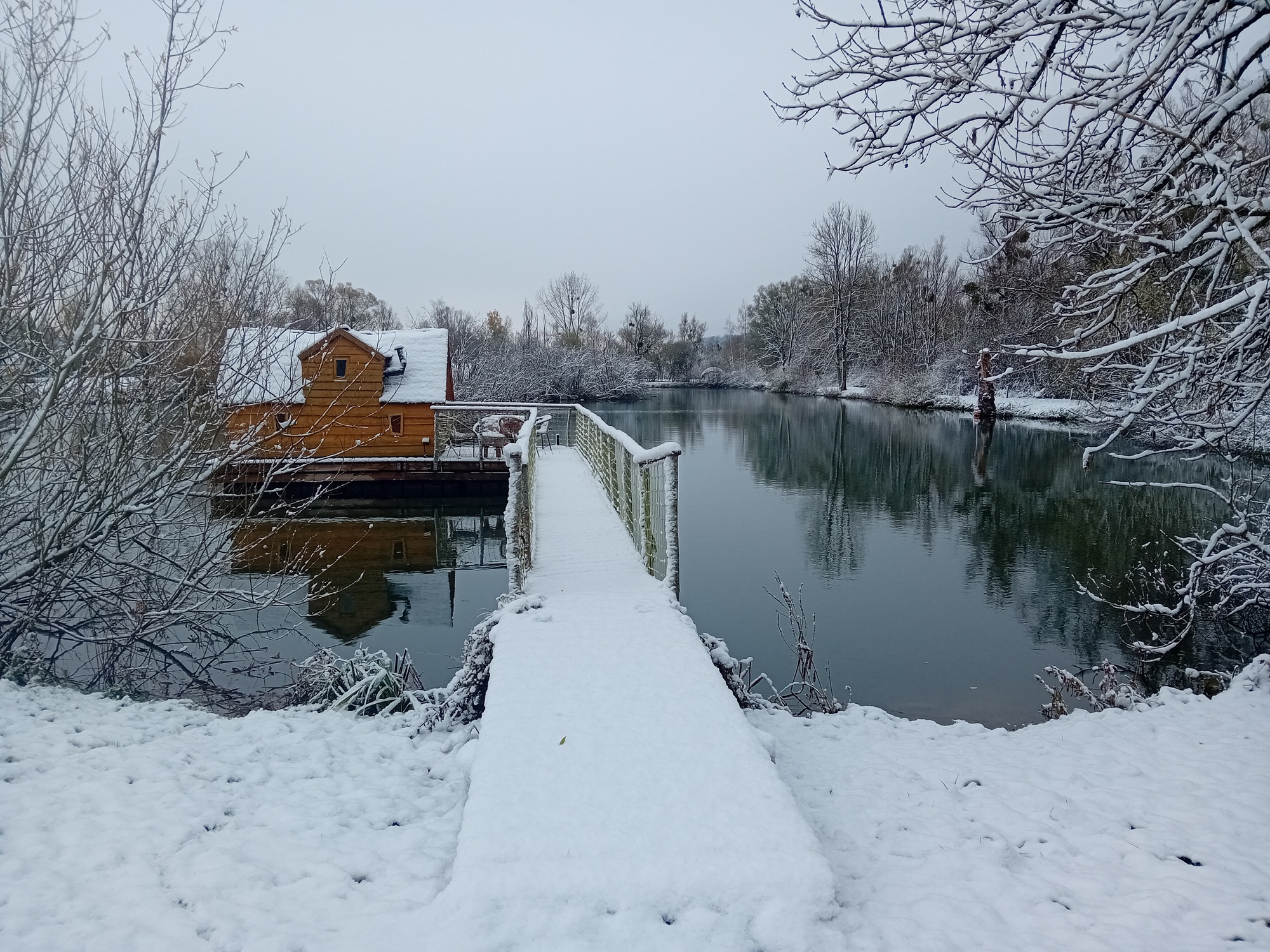 La cabane Magique : une échappée belle sur l'eau à Givrauval — salle de bain