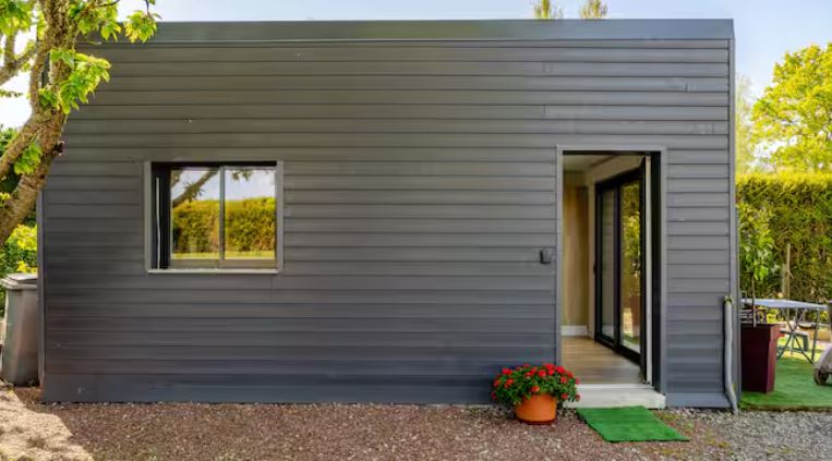 Un lieu de zenitude — Cabane moderne avec spa à Saint-Georges-de-Gréhaigne à Saint-Georges-de-Gréhaigne — vue depuis la terrasse