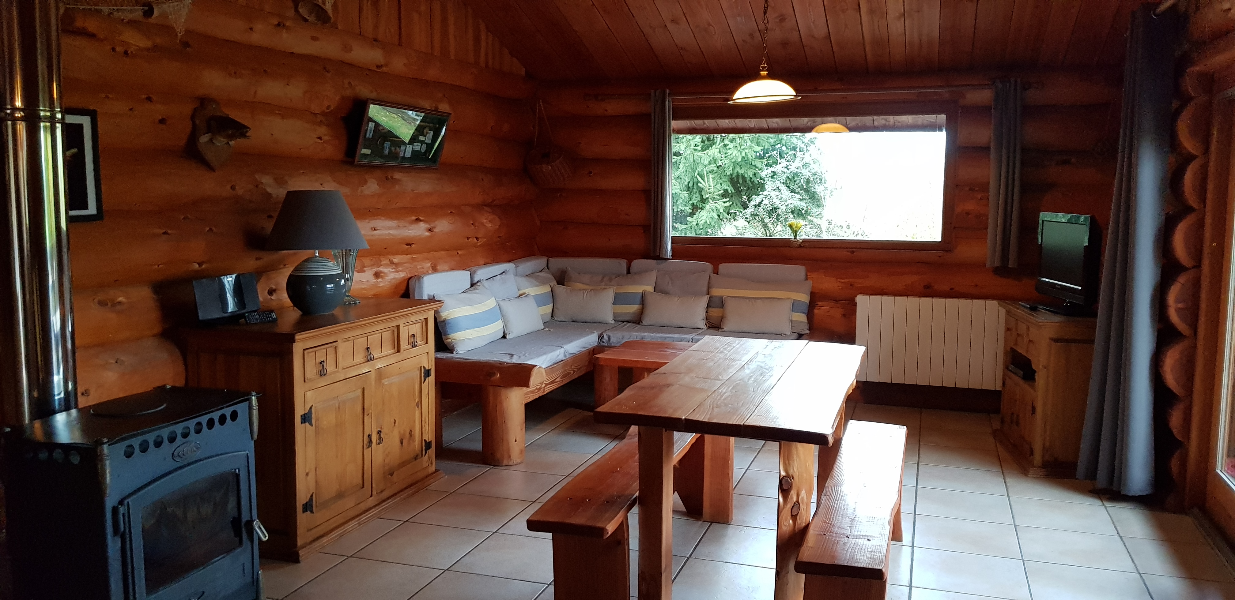 La cabane du Pêcheur — Cabane de trappeur avec spa à Creuse à La Nouaille — espace de vie