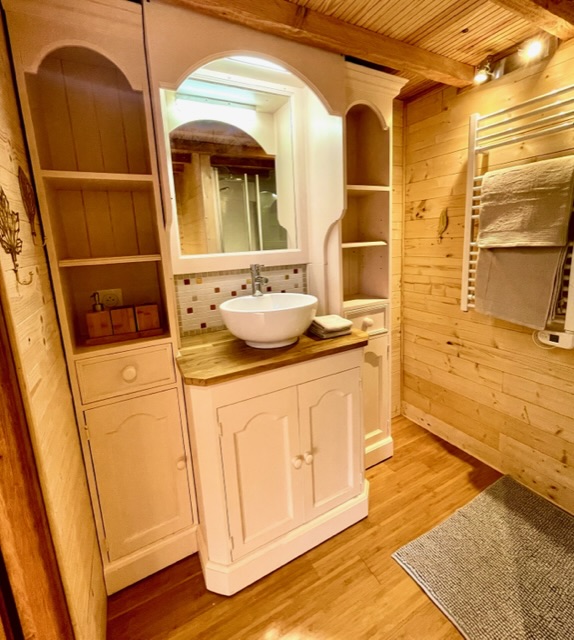 Un chalet en châtaignier au bord de l’eau à Sauvigny Les Bois — environnement naturel