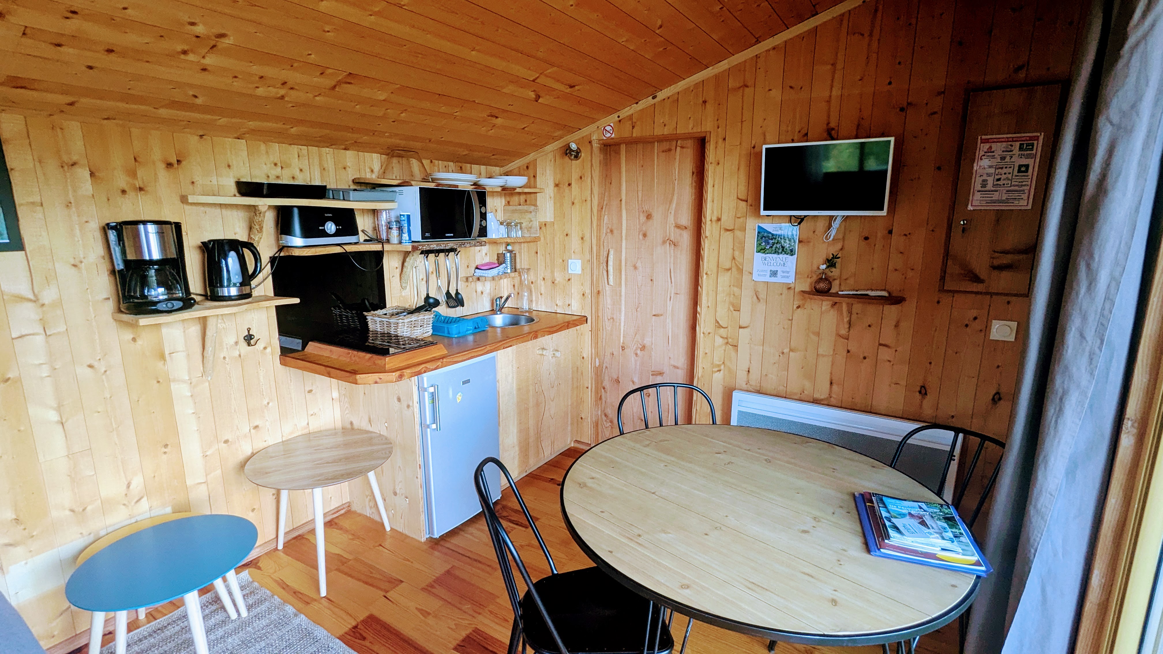 La Sapinière : une cabane sur pilotis au cœur des Alpes à Serrières-Sur-Ain — détail architectural