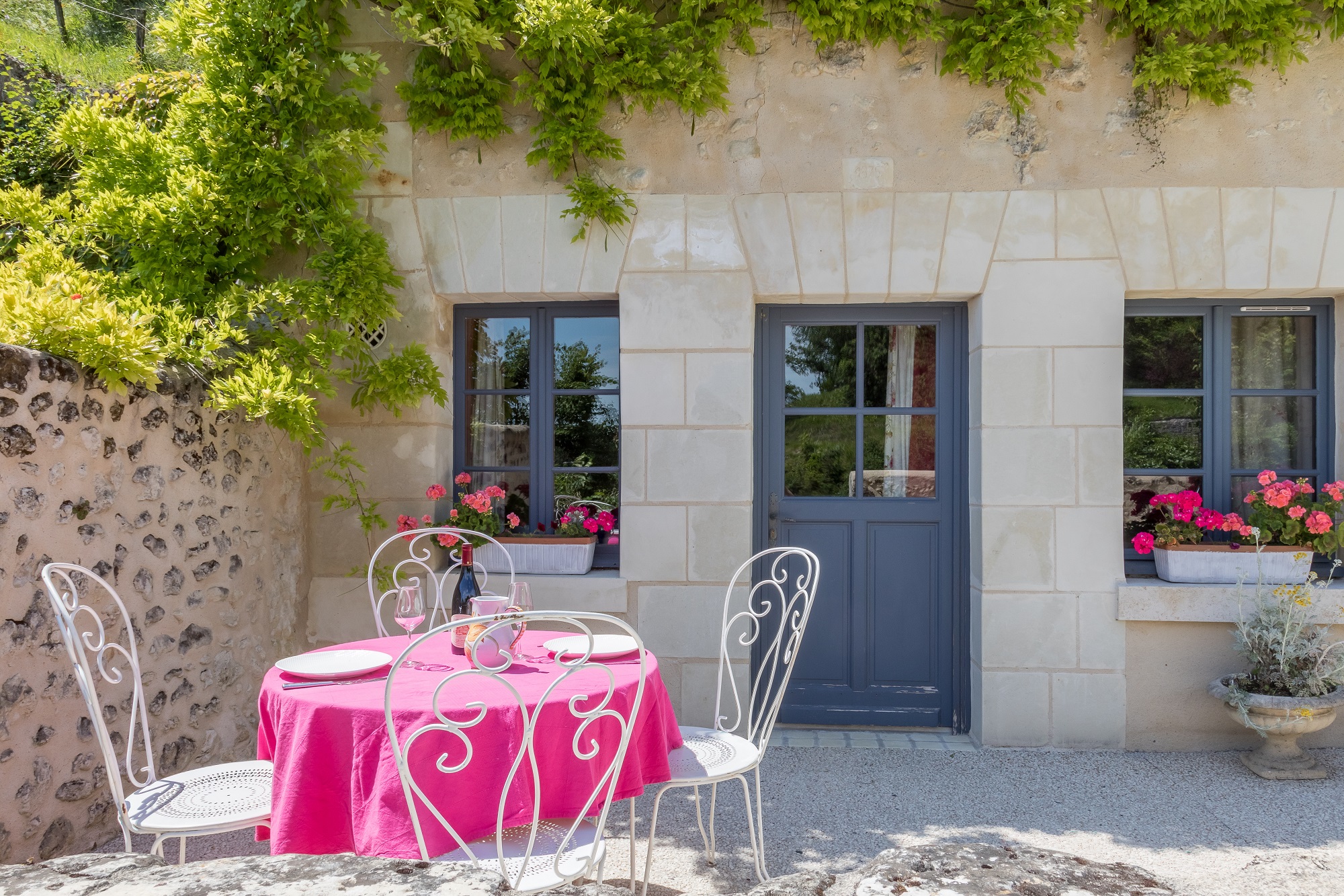 Gîte Troglodytique : une maison creusée dans la roche en Centre-Val de Loire à Noizay — espace de vie