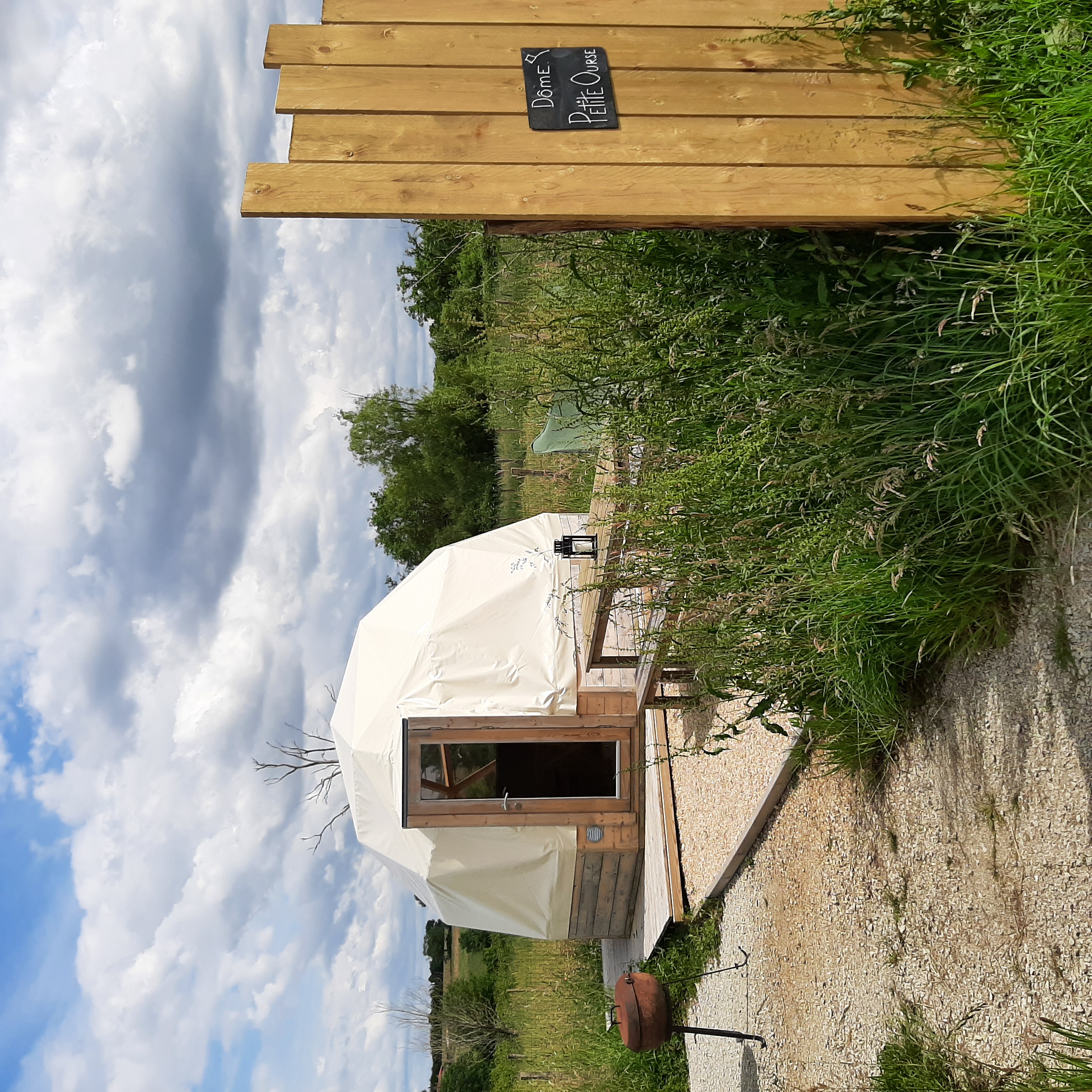 Un dôme enchanteur en Pays de la Loire à La Robinière — espace de vie