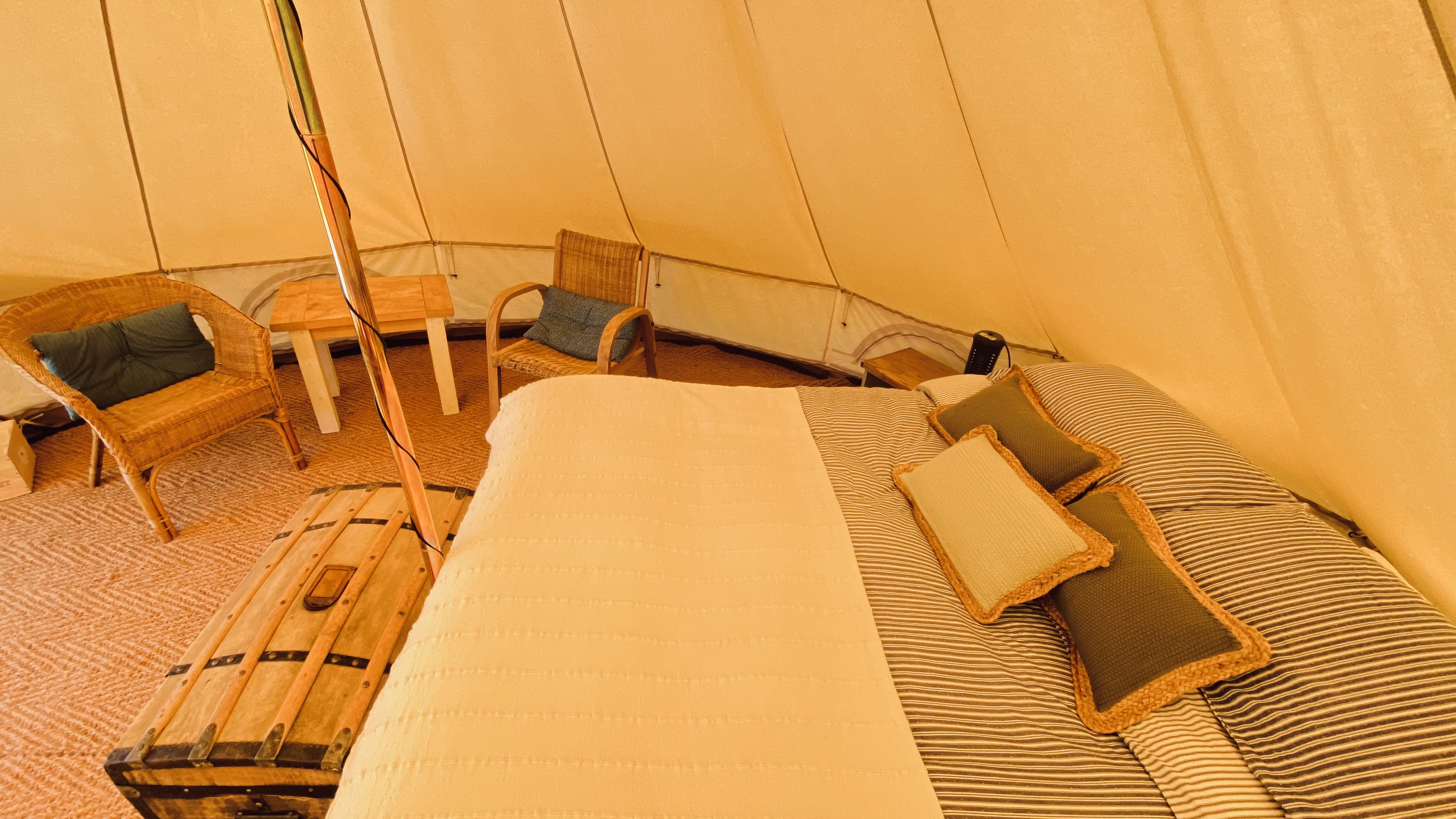 Tente Châtaigne : une expérience immersive en pleine nature à Astaillac — chambre