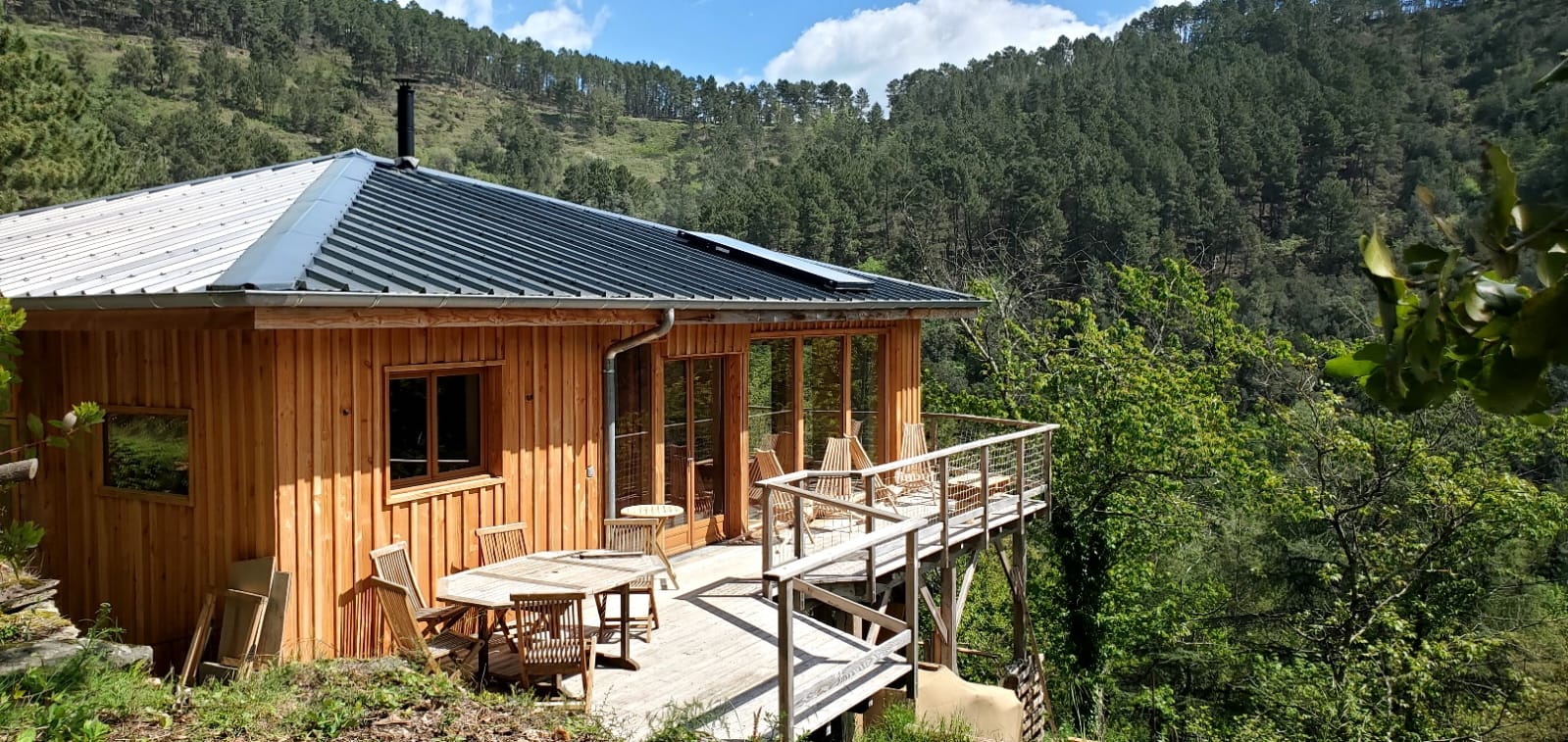 Cabane sur pilotis : une expérience unique au bord de la rivière à Chambon — vue intérieure