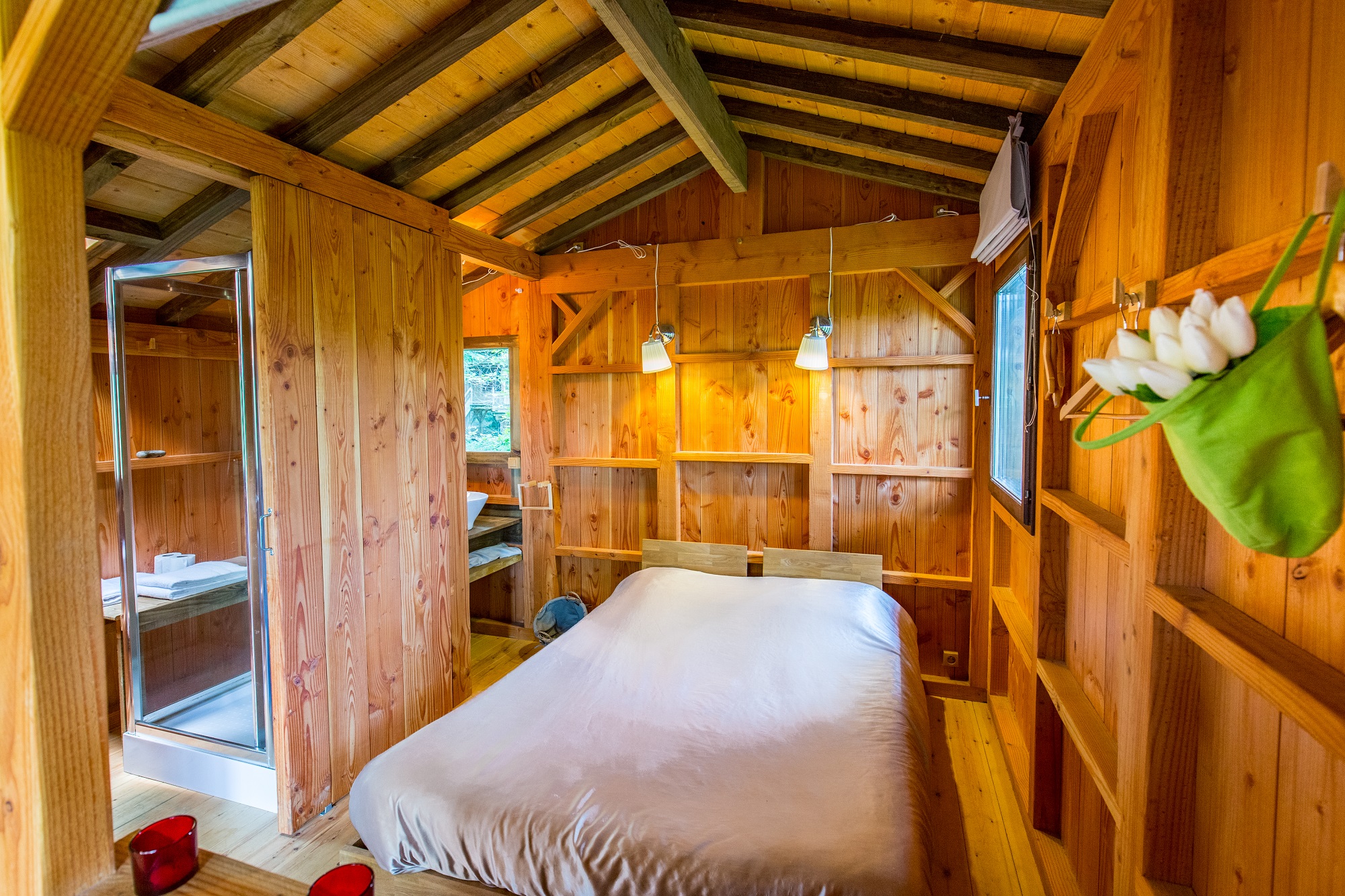Cabane des Bois & Spa — Cabane sur pilotis avec jacuzzi à Gers à Riguepeu — chambre