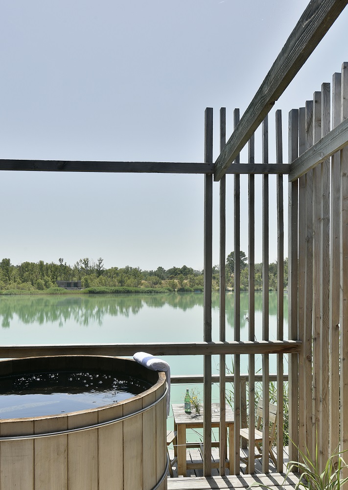 Cabane Spa Millésime : une expérience unique sur pilotis à Sorgues — salle de bain