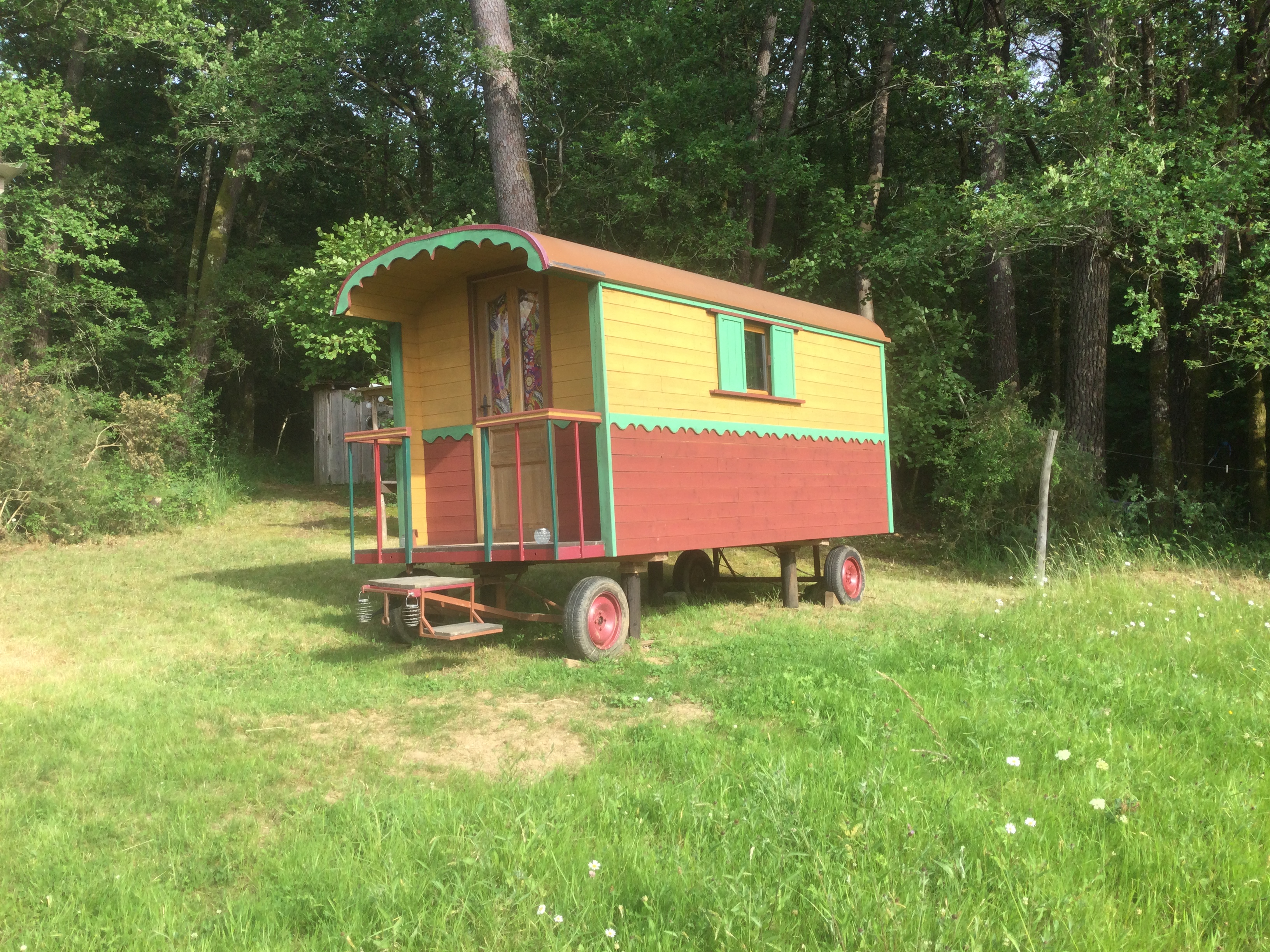 La roulotte du bonheur — Roulotte avec vue panoramique à Dordogne à Coursac — salle de bain