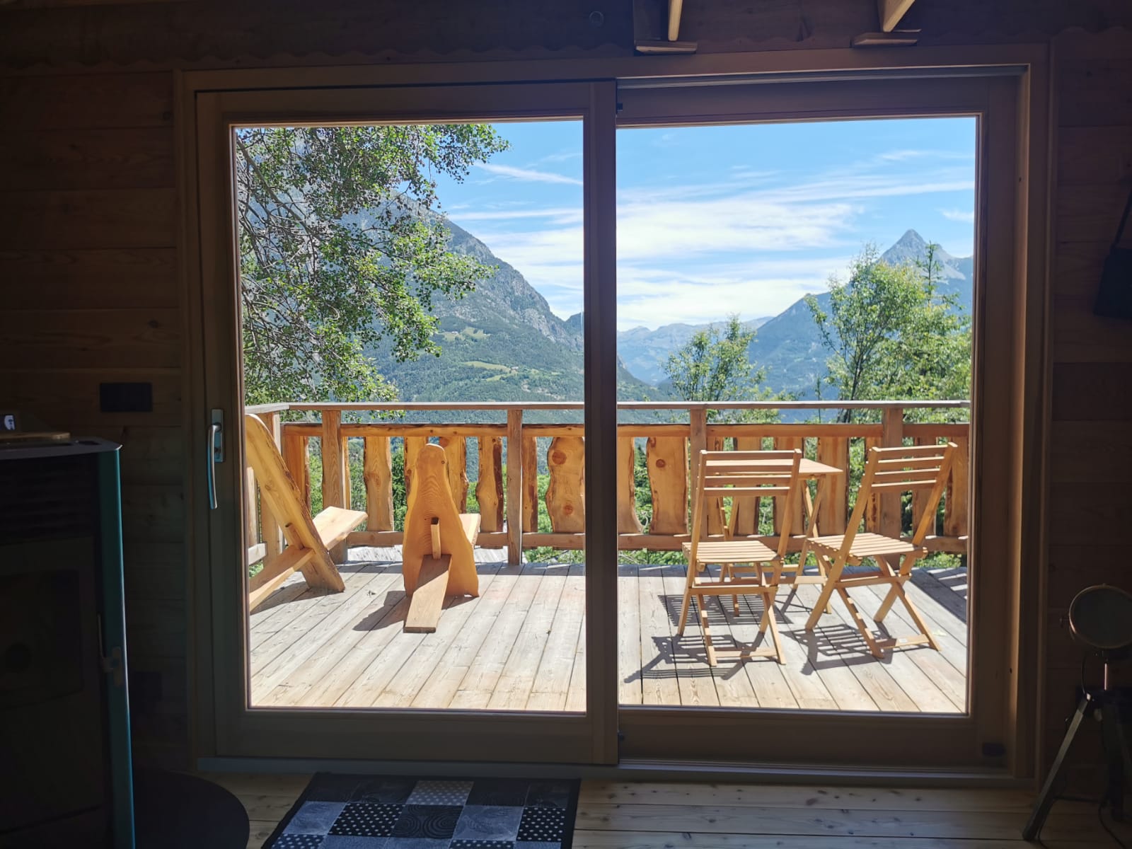 Cabane "Les terres blanches" — Cabane sur pilotis avec vue panoramique à Alpes-de-Haute-Provence à Redortiers — espace de vie