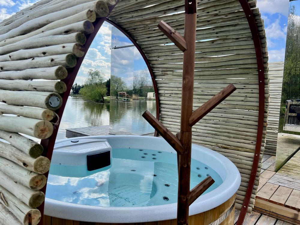 Photo 7/9 — Cabane insolite « Cabane Spa Miroir — Escapade insolite avec spa à Ain » à Bourg-en-Bresse Ain