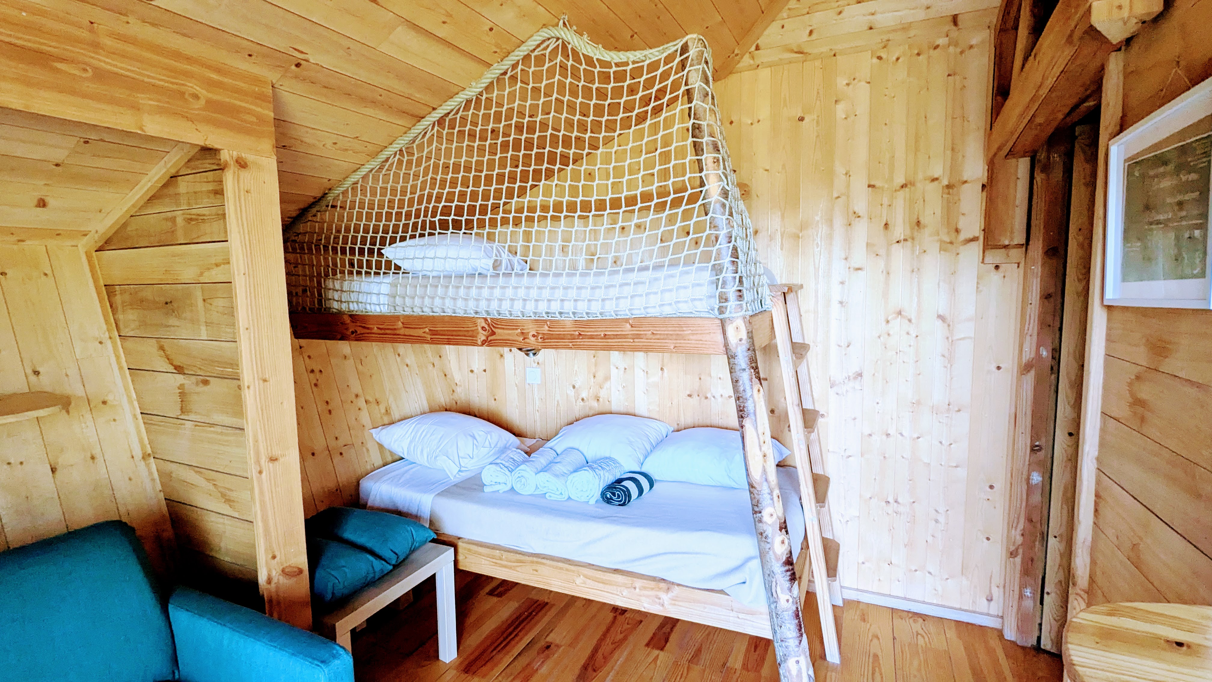 La Chênaie : une cabane sur pilotis pour une immersion en nature à Serrières-Sur-Ain — cuisine