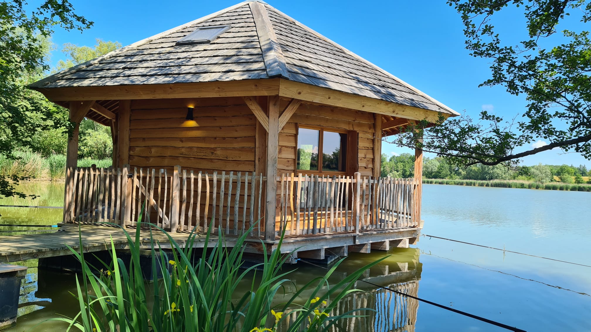Cabane Ruche 5 pers — Séjour flottant avec spa à Ain à Meillonnas — salle de bain