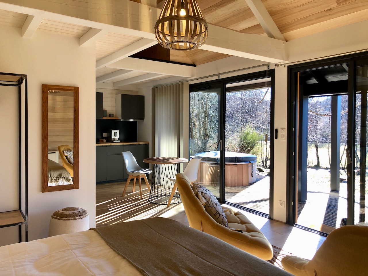 Échappée au cœur de l'Auvergne : Lodge Spa privatif à Marchal — chambre