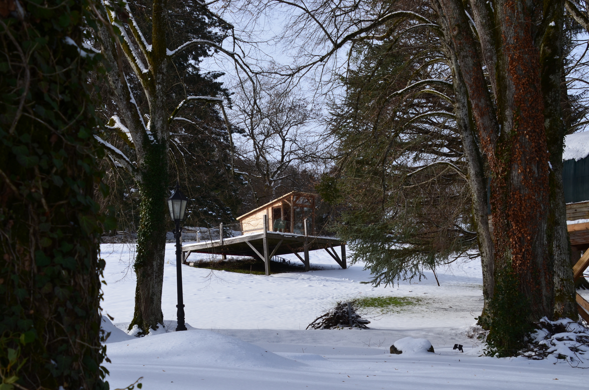 Cabane étoilée et son Spa — Nuit sous les étoiles à Isère à Saint-Quentin-sur-Isère — vue depuis la terrasse