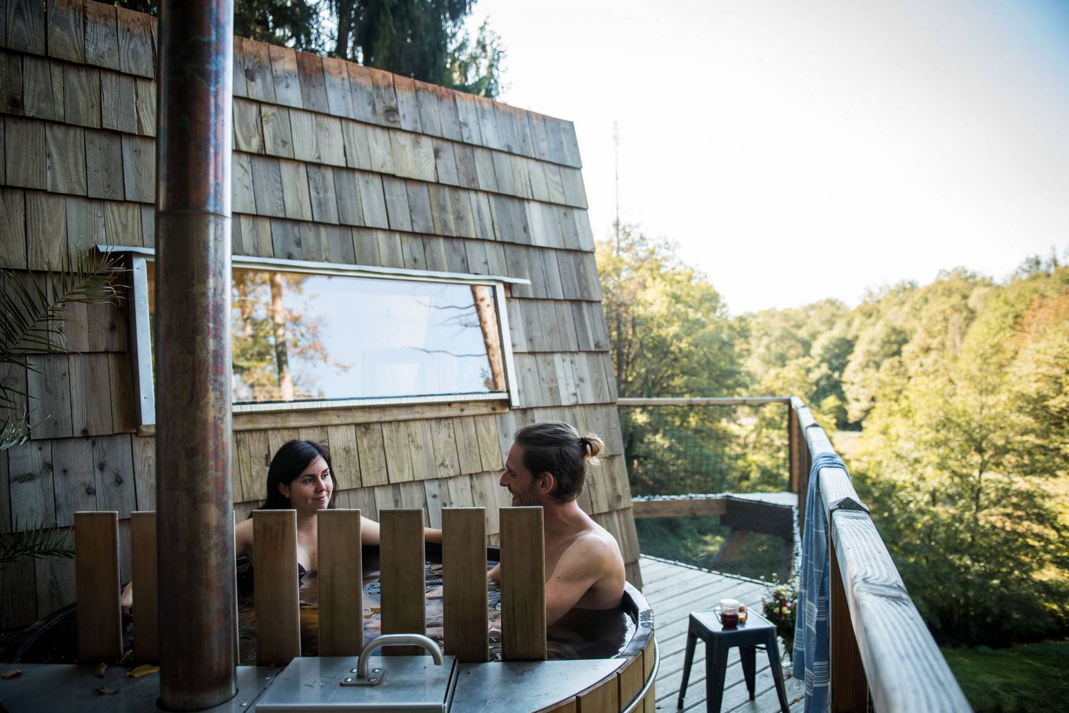 Cabane Spa Belle étoile : une immersion dans les arbres à Lanouaille — salle de bain
