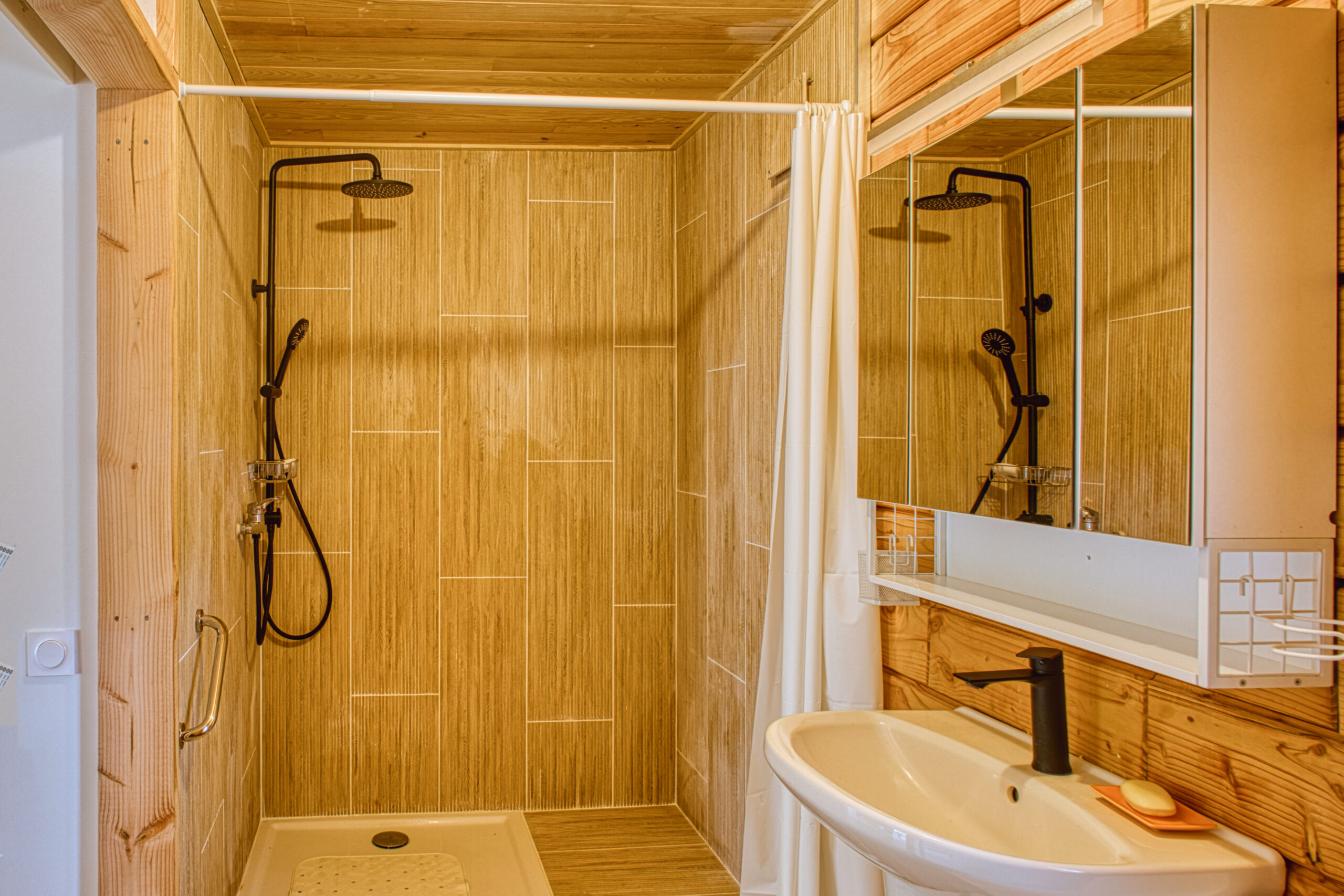 Brikawood — Cabane moderne avec spa à Gironde à Peysoup — salle de bain